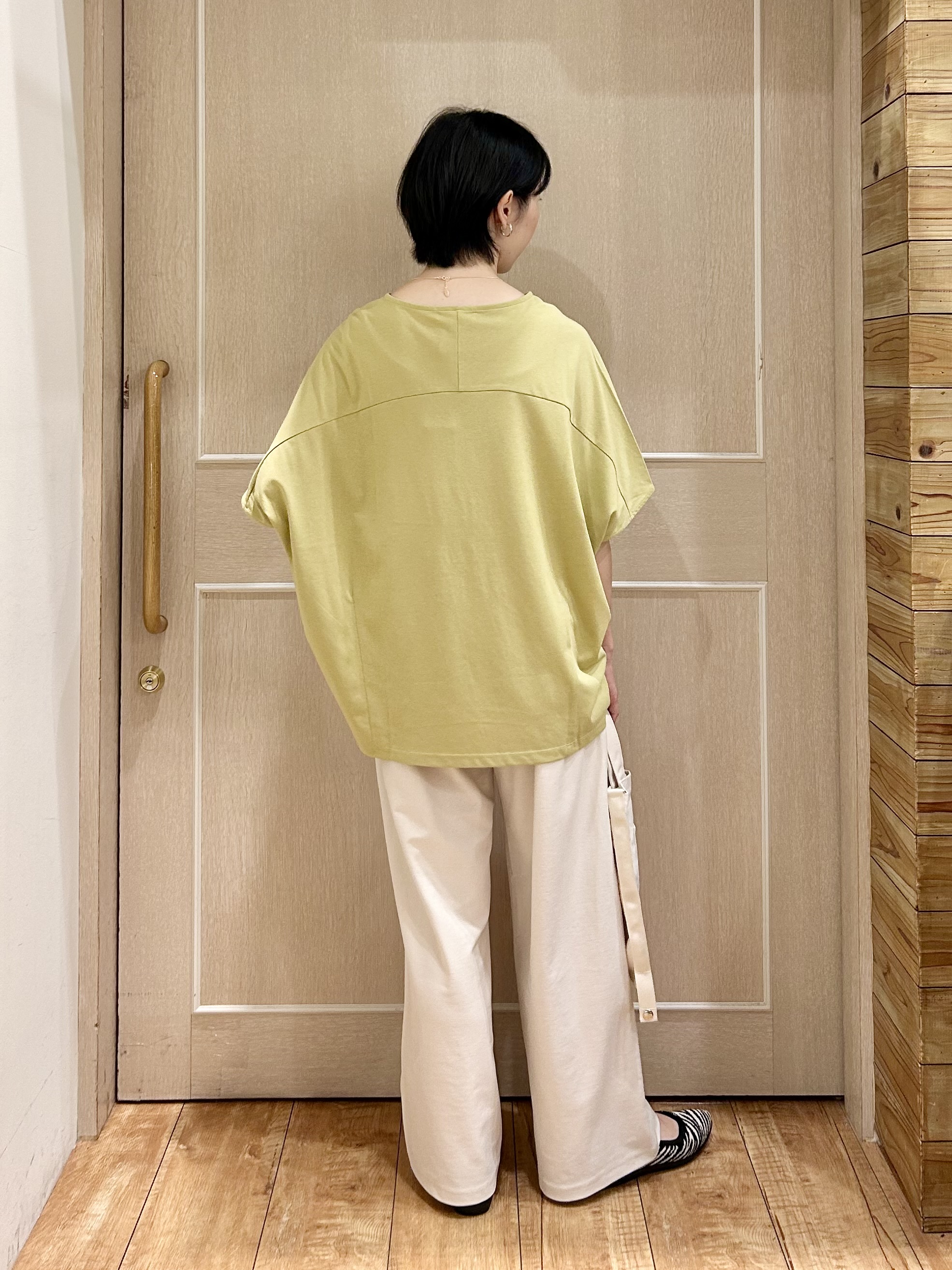 ちぐささんの「SHOO･LA･RUE｜【洗濯機可/体型カバー】インせず着られる 上品見えのドルマントップス」を使ったコーディネート