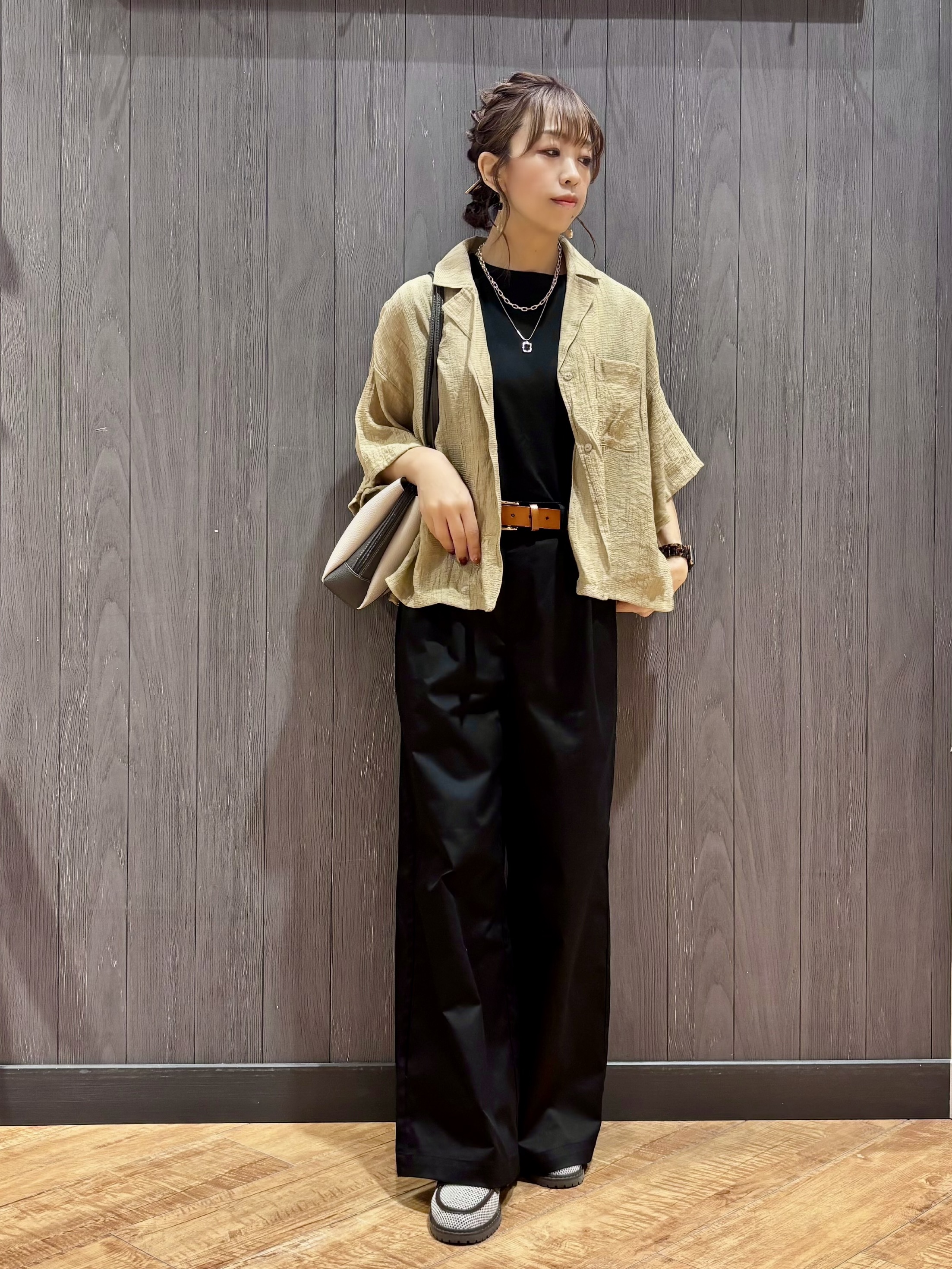 meiさんの「SHOO･LA･RUE｜【S-LL/5分袖/洗濯機可】程よい透け感 ポケット付きシャツ」を使ったコーディネート