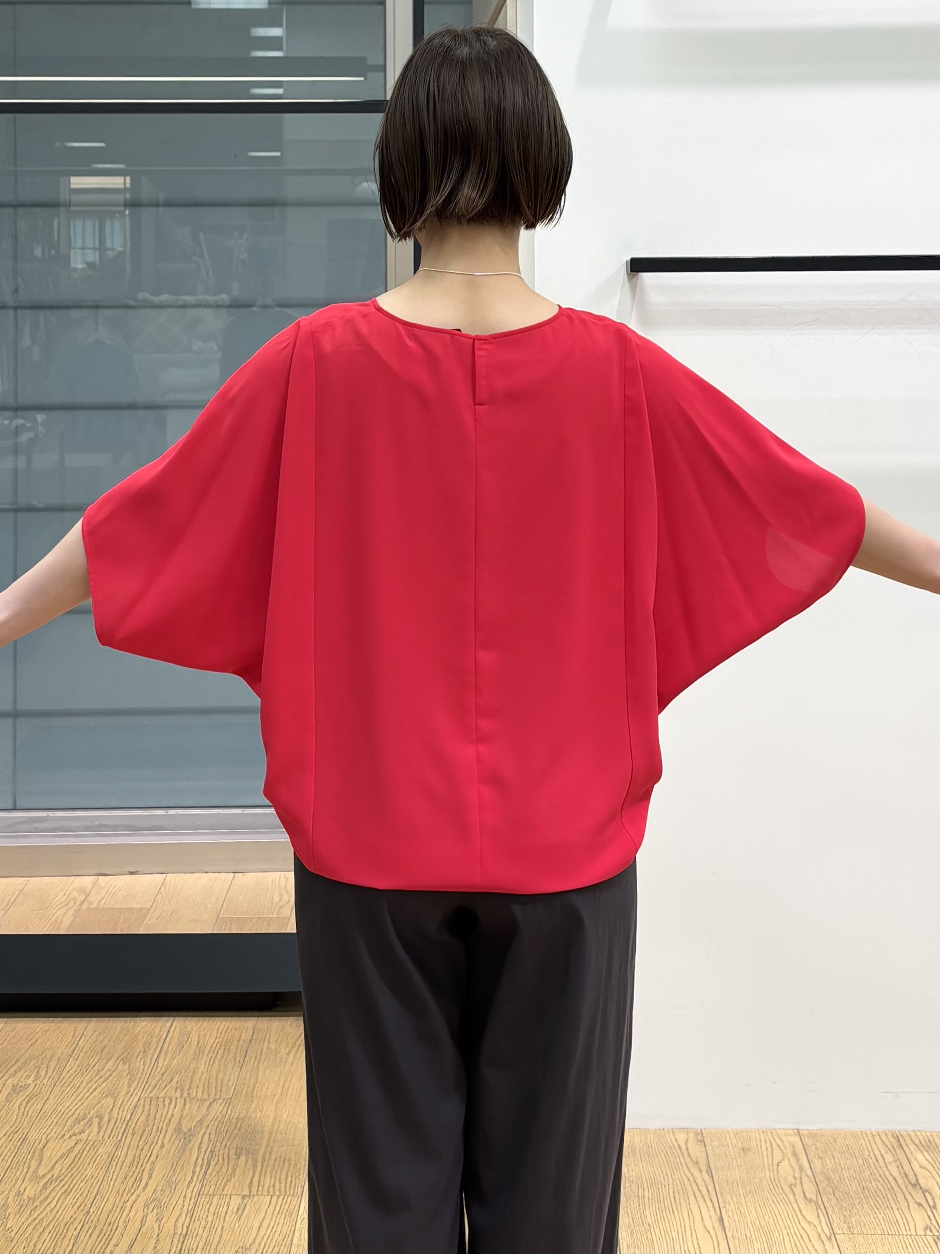 asamiさんの「INDIVI｜【洗える／UVケア】ジョーゼットドルマンブラウス」を使ったコーディネート
