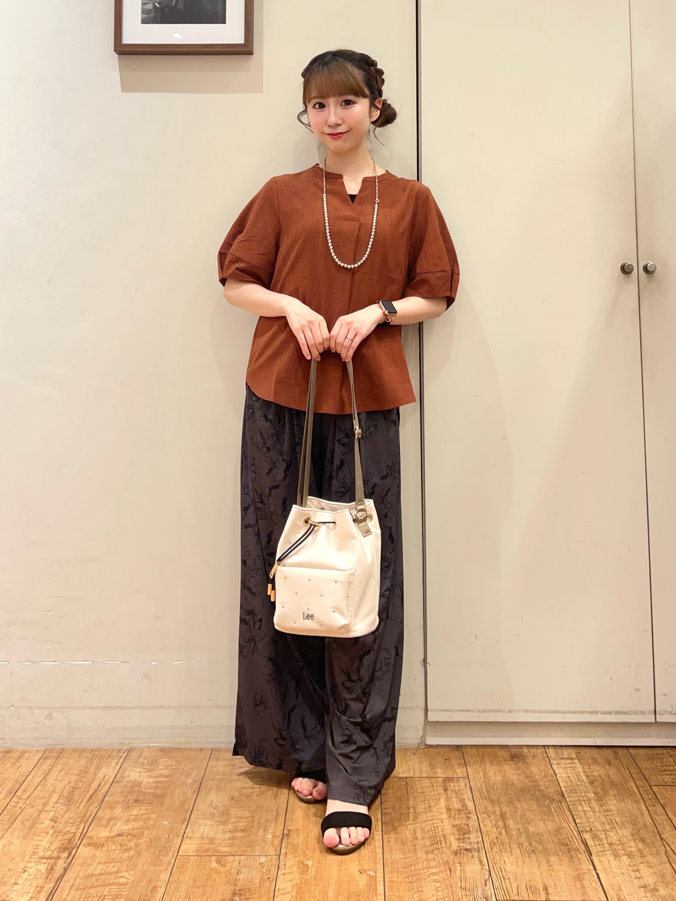 AIRIさんの「SHOO･LA･RUE｜【洗濯後しわになりにくい/インせずきまる】シンプルだけど女性らしい 麻調スキッパーブラウス」を使ったコーディネート