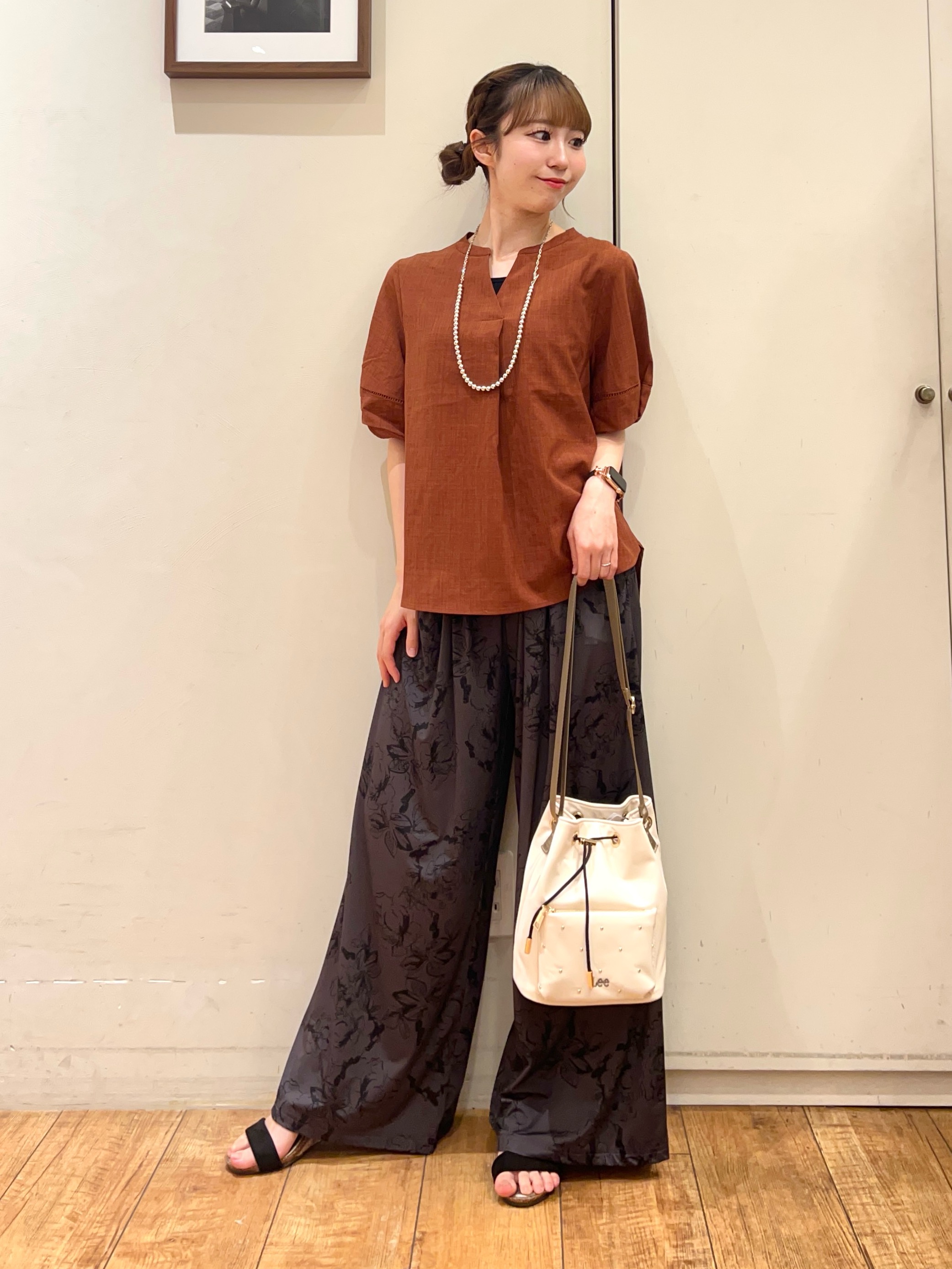 AIRIさんの「SHOO･LA･RUE｜【洗濯後しわになりにくい/インせずきまる】シンプルだけど女性らしい 麻調スキッパーブラウス」を使ったコーディネート