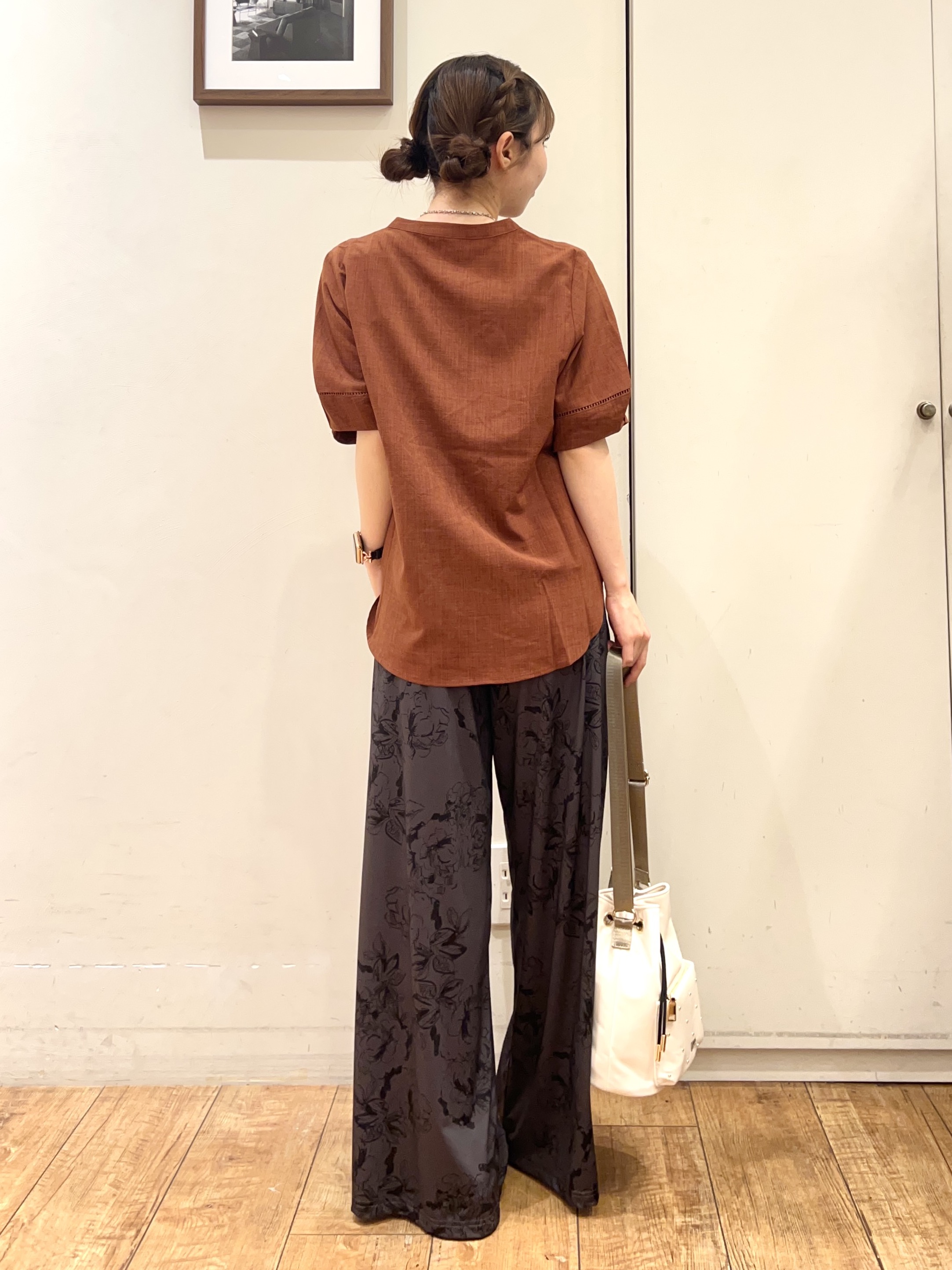 AIRIさんの「SHOO･LA･RUE｜【洗濯後しわになりにくい/インせずきまる】シンプルだけど女性らしい 麻調スキッパーブラウス」を使ったコーディネート