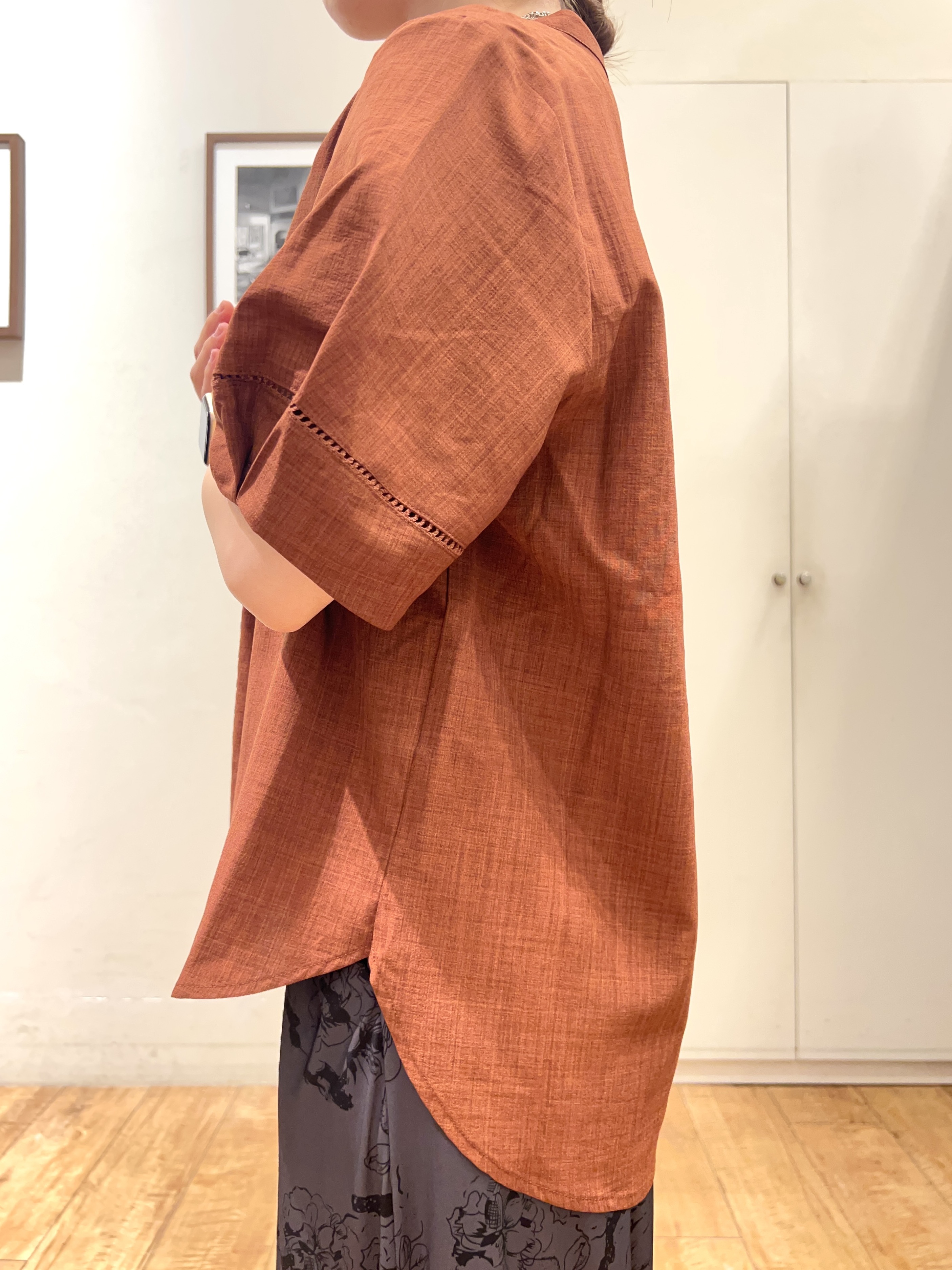AIRIさんの「SHOO･LA･RUE｜【洗濯後しわになりにくい/インせずきまる】シンプルだけど女性らしい 麻調スキッパーブラウス」を使ったコーディネート