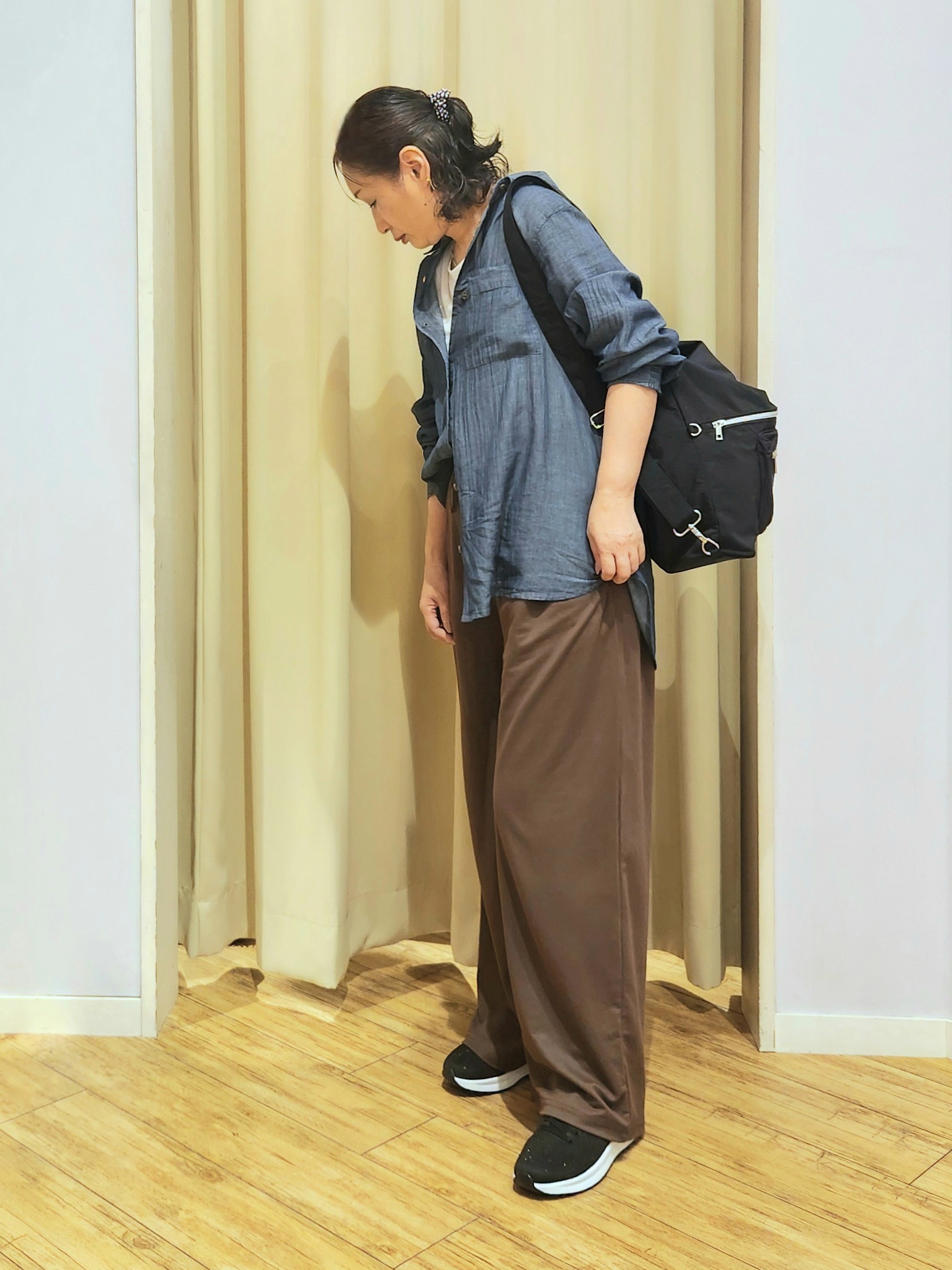 くまさんの「SHOO･LA･RUE｜【綿100%/UV/S-LL/体型カバー】ヒップが隠せる やわらかデニムシャツ」を使ったコーディネート