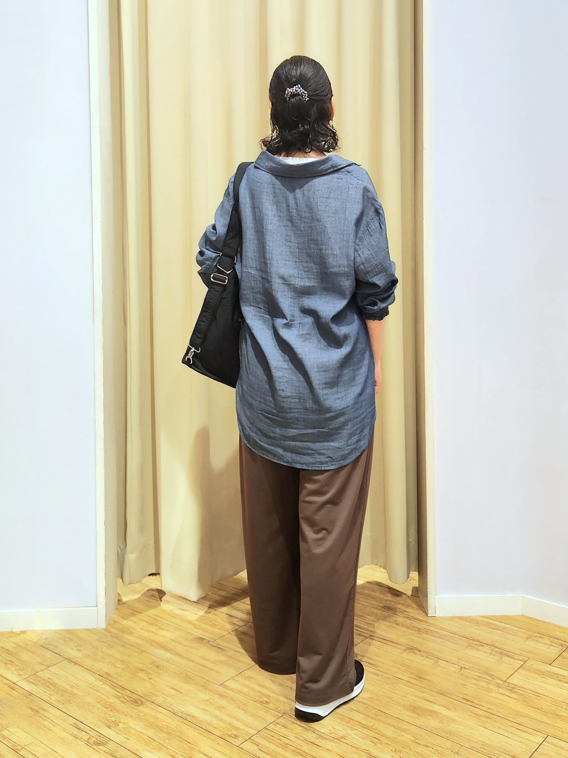 くまさんの「SHOO･LA･RUE｜【綿100%/UV/S-LL/体型カバー】ヒップが隠せる やわらかデニムシャツ」を使ったコーディネート