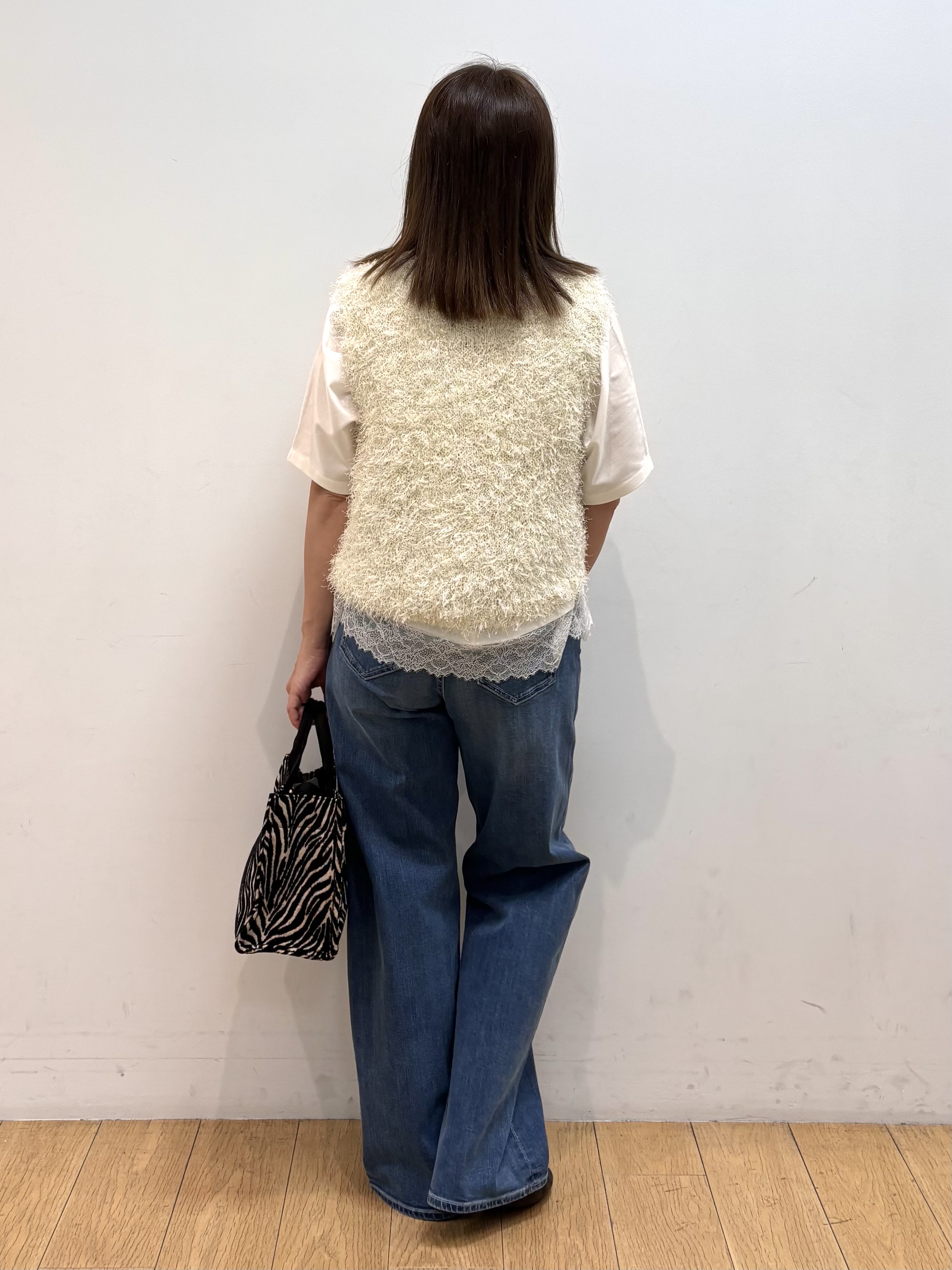 mikkoさんの「INDIVI｜【洗える】ファンシーヤーンVネックニットベスト」を使ったコーディネート