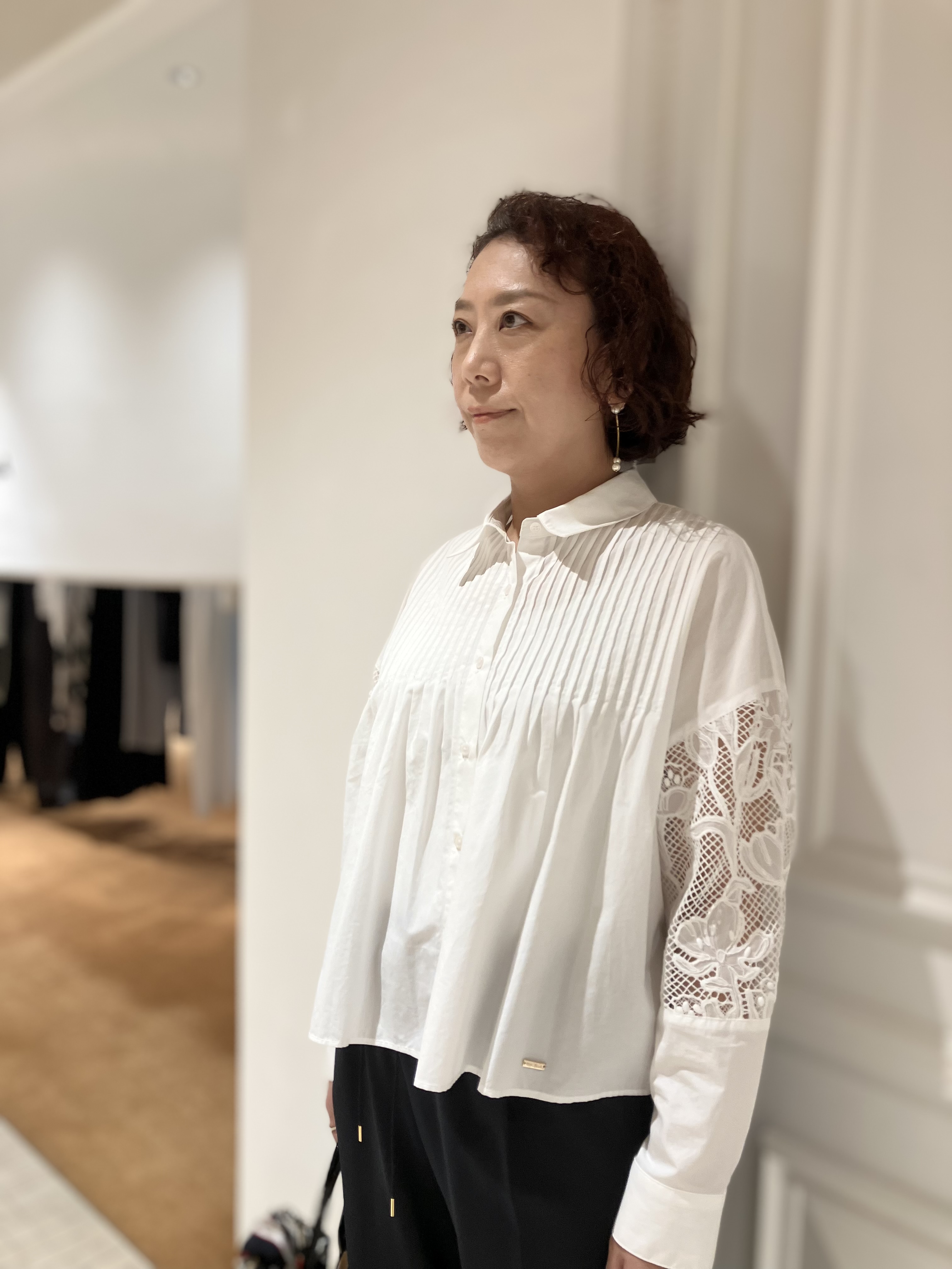 TAJIさんの「DRESSTERIOR｜【着映え】シアーレーススリーブ ピンタック クロップドシャツ」を使ったコーディネート