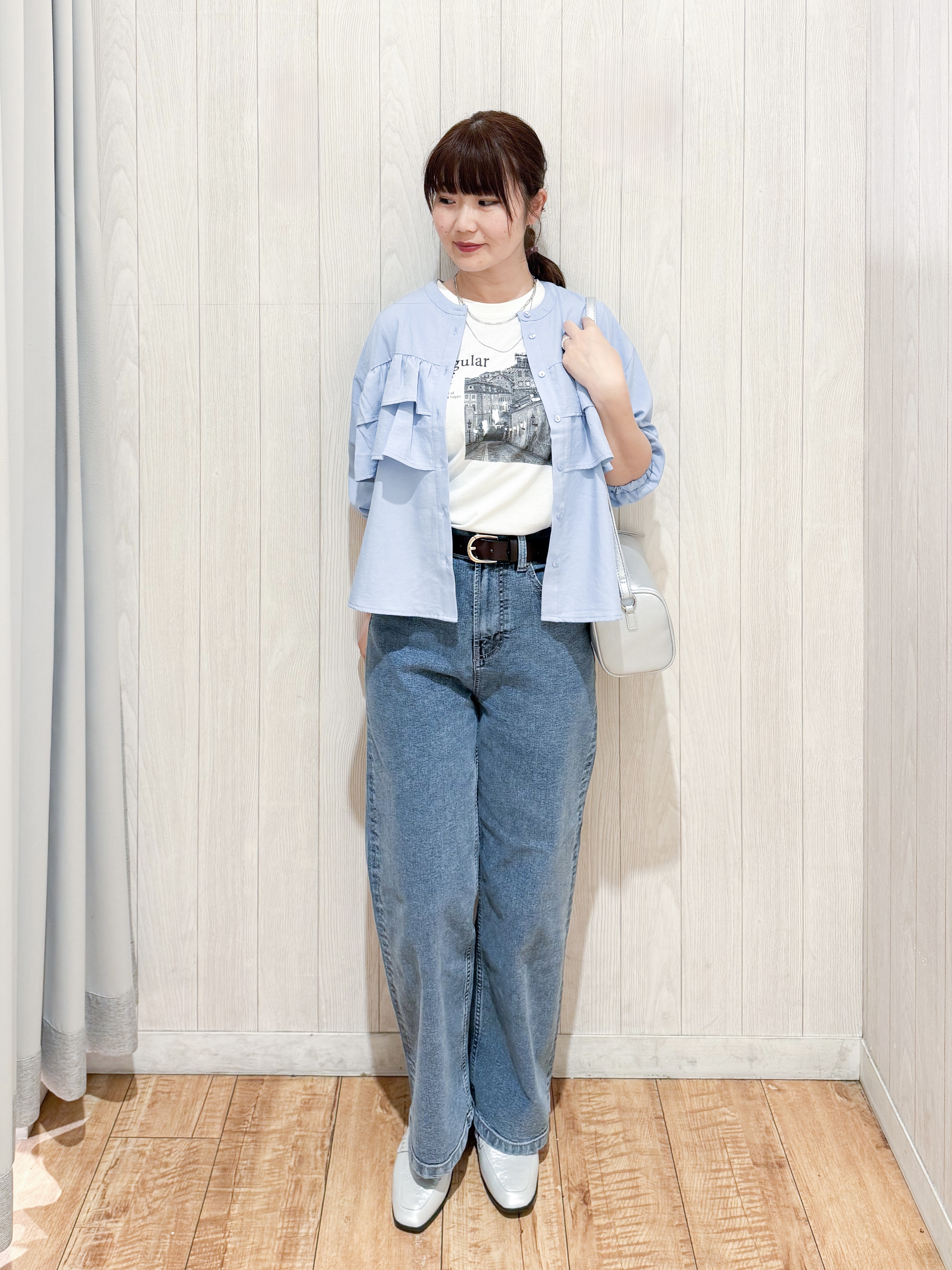愛さんの「SHOO･LA･RUE｜【S-LL/洗濯機可】1枚で華やか ティアードフリルブラウス」を使ったコーディネート