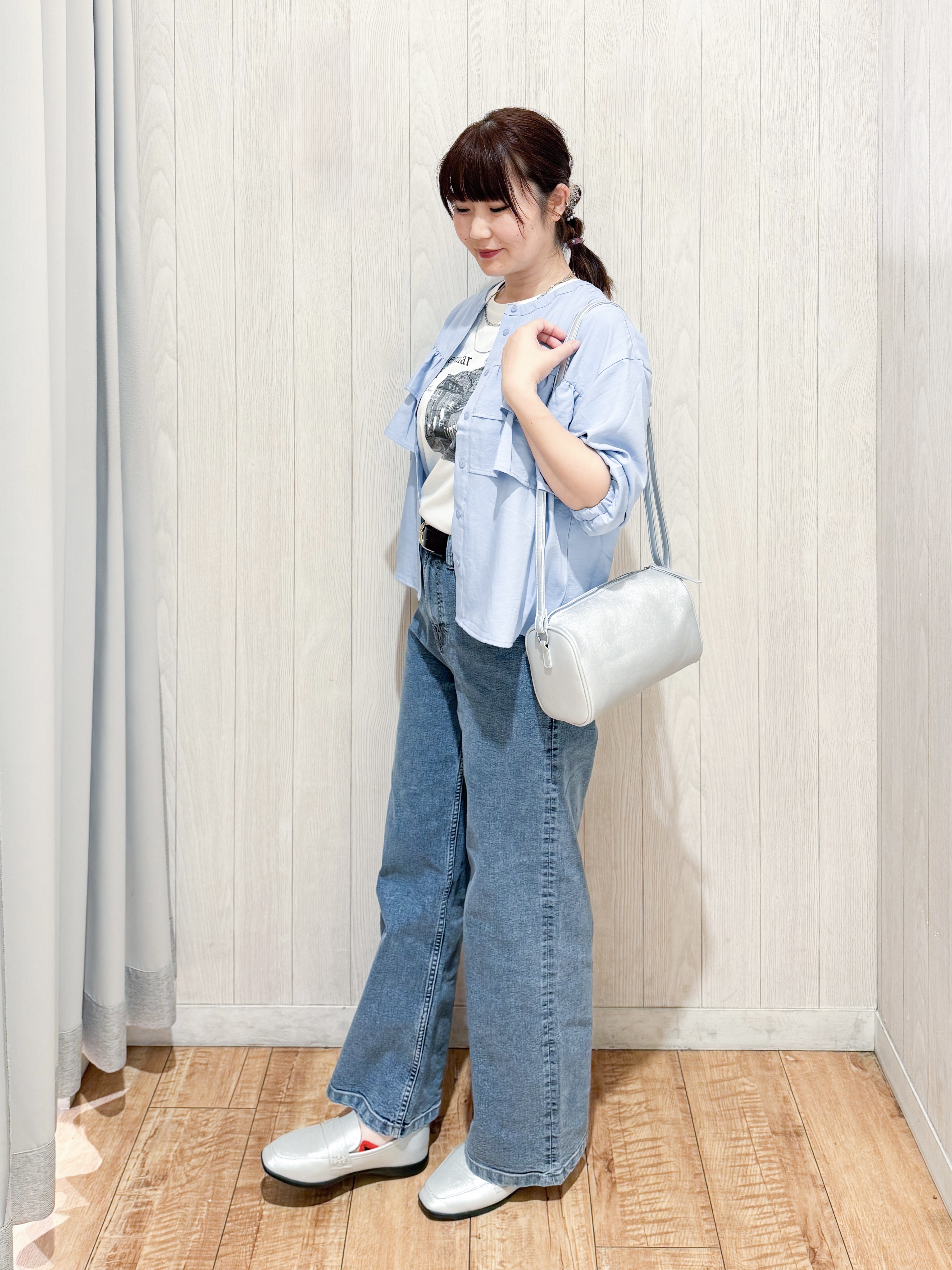 愛さんの「SHOO･LA･RUE｜【S-LL/洗濯機可】1枚で華やか ティアードフリルブラウス」を使ったコーディネート