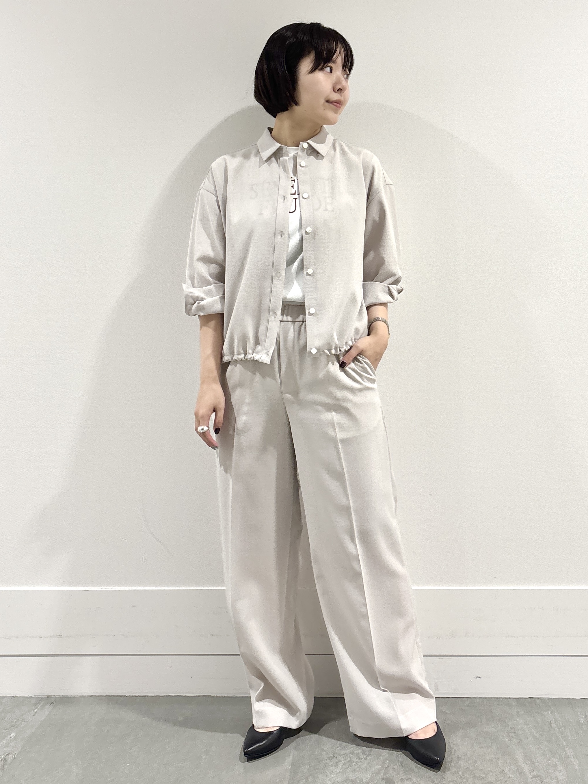 モエカさんの「UNTITLED｜【秋羽織り/セットアップ可/UVカット】エアリークールドロストシャツ」を使ったコーディネート