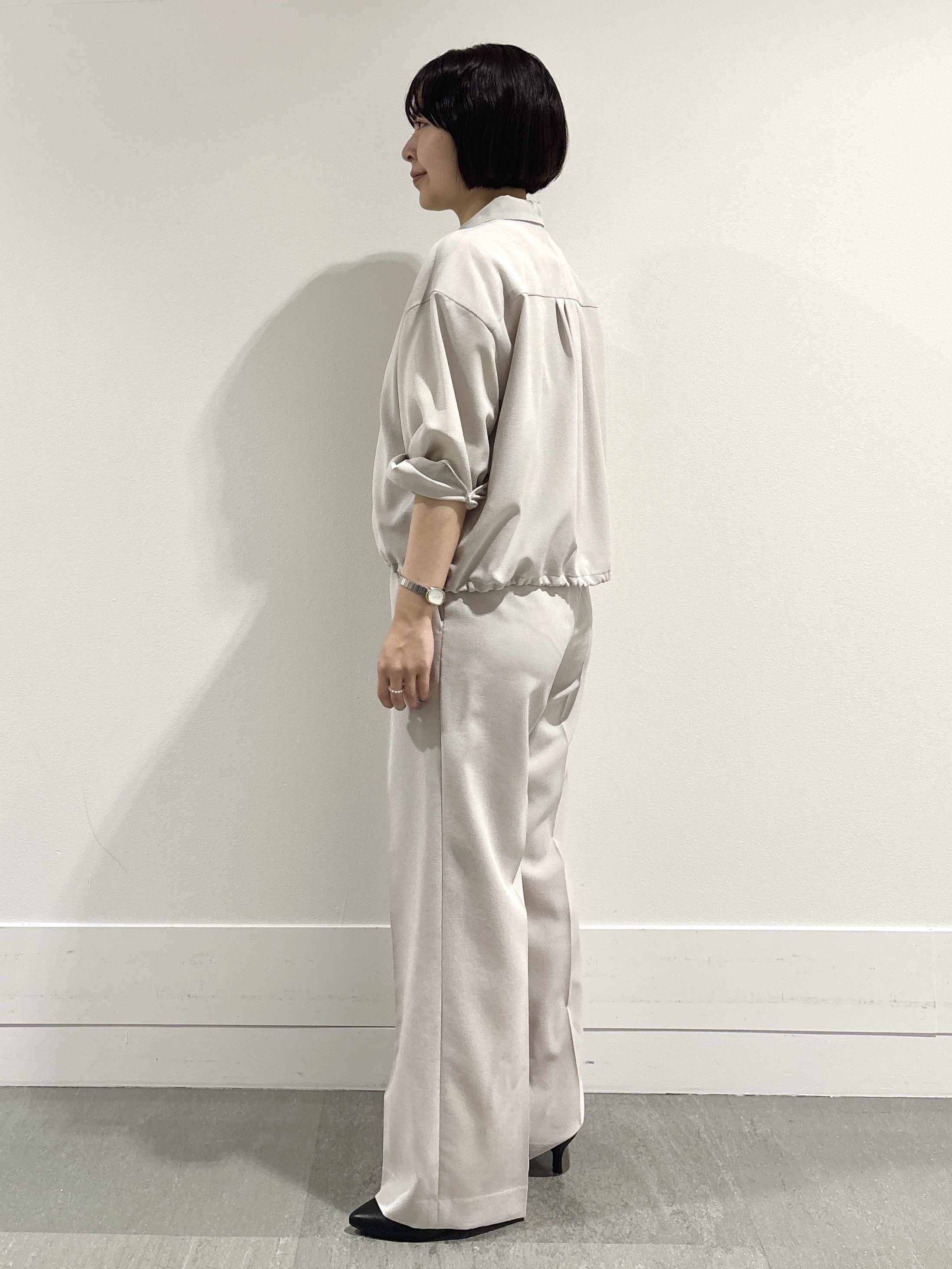 モエカさんの「UNTITLED｜【秋羽織り/セットアップ可/UVカット】エアリークールドロストシャツ」を使ったコーディネート