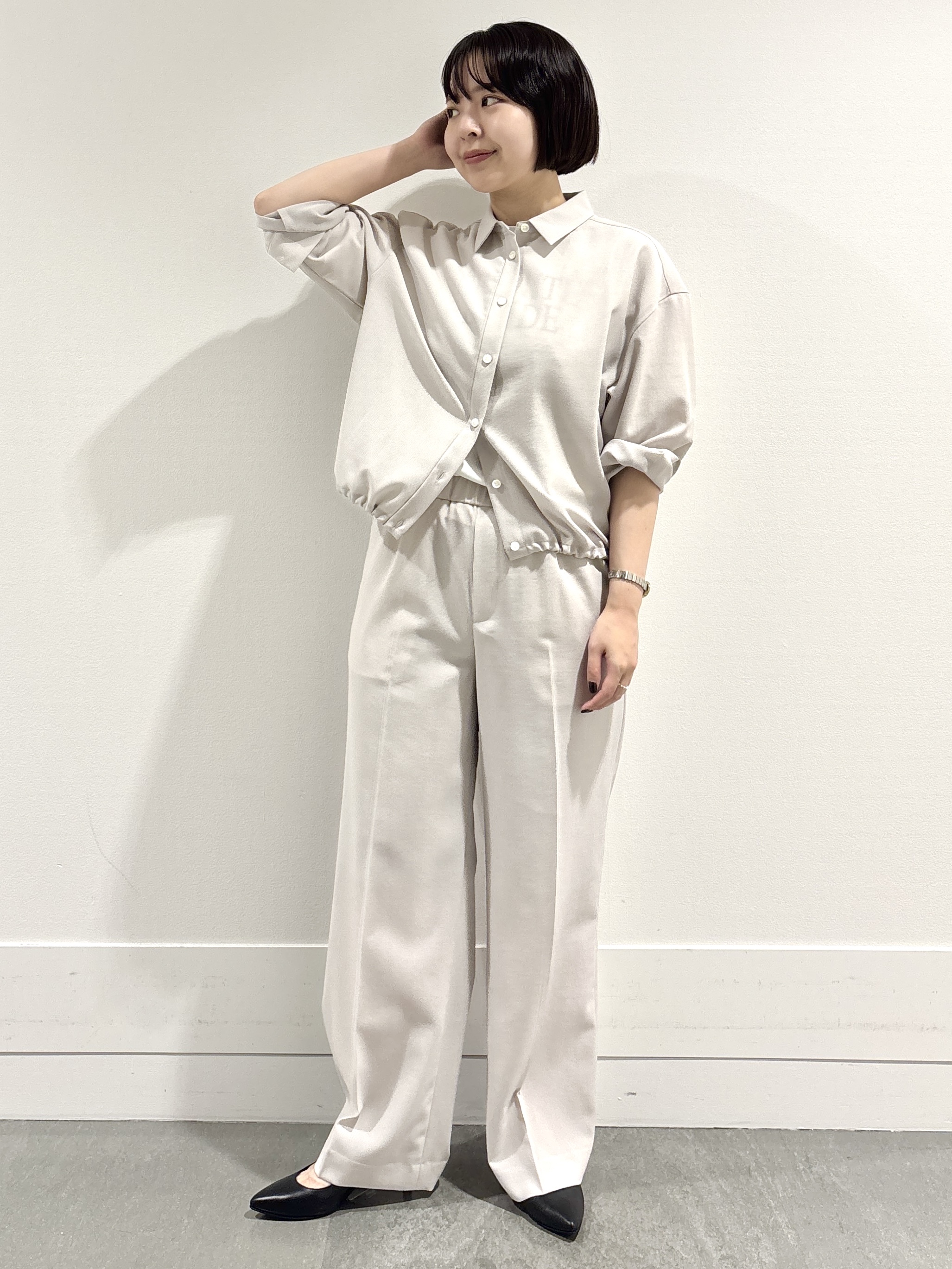 モエカさんの「UNTITLED｜【秋羽織り/セットアップ可/UVカット】エアリークールドロストシャツ」を使ったコーディネート