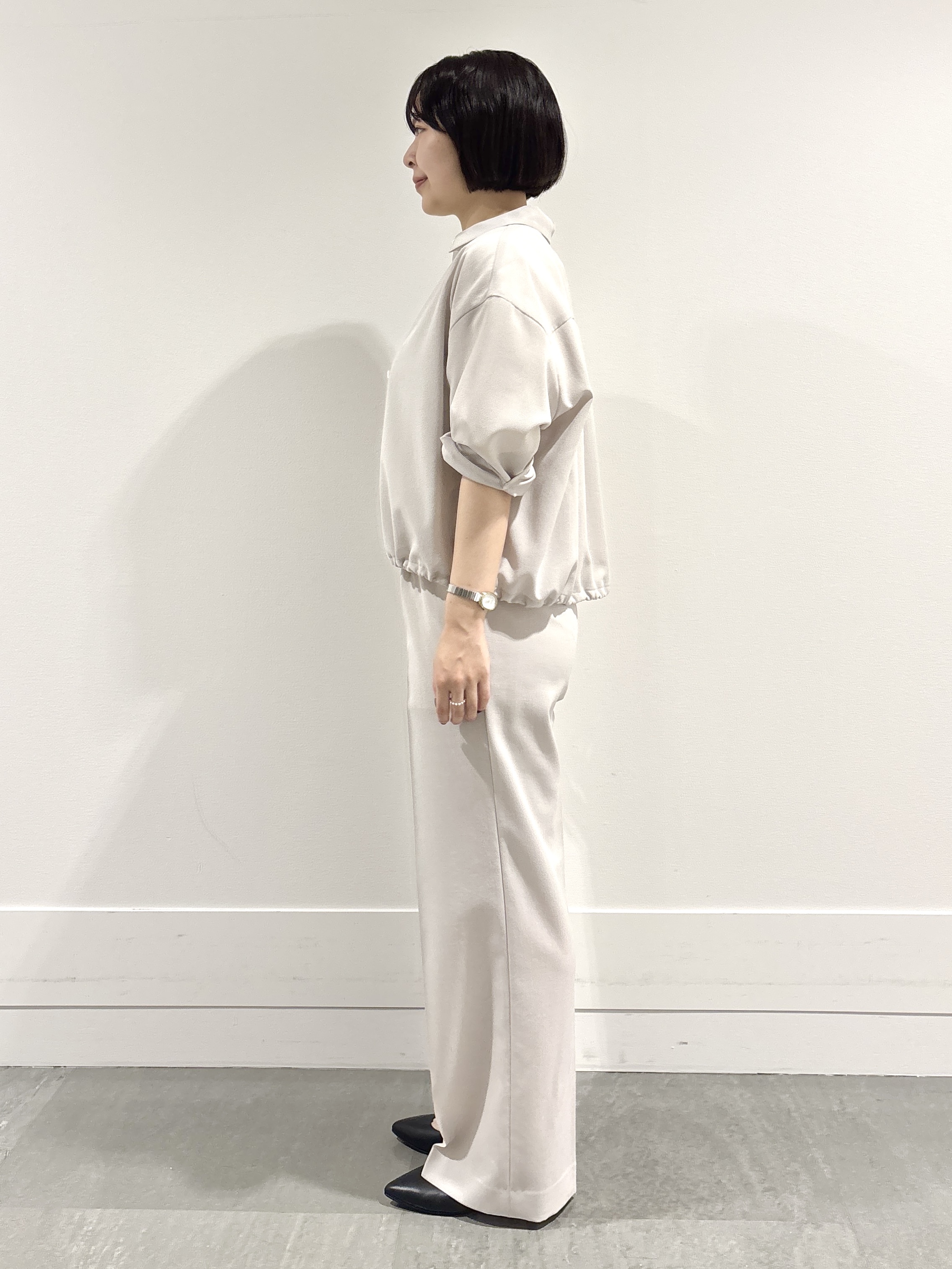 モエカさんの「UNTITLED｜【秋羽織り/セットアップ可/UVカット】エアリークールドロストシャツ」を使ったコーディネート