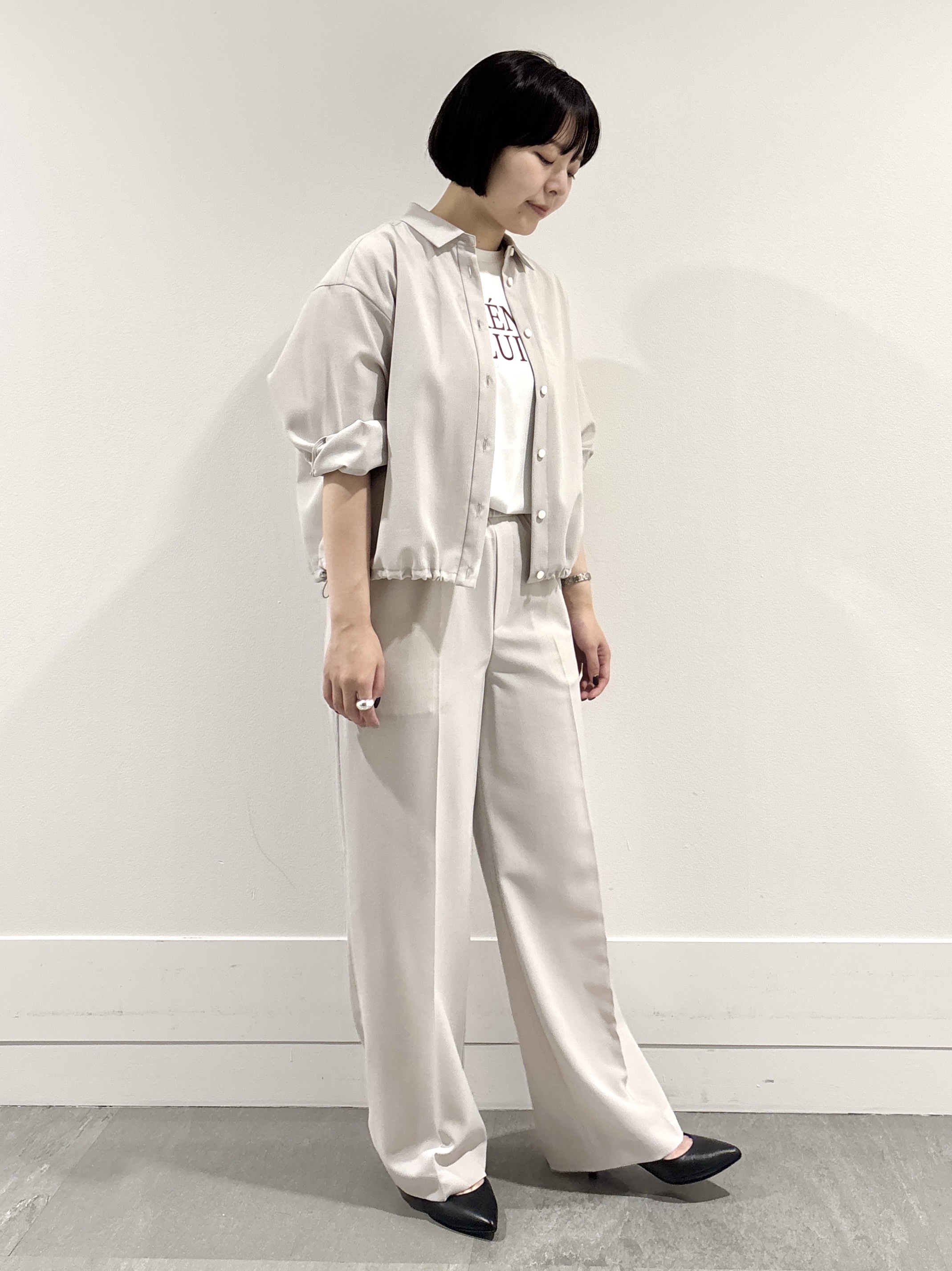 モエカさんの「UNTITLED｜【秋羽織り/セットアップ可/UVカット】エアリークールドロストシャツ」を使ったコーディネート