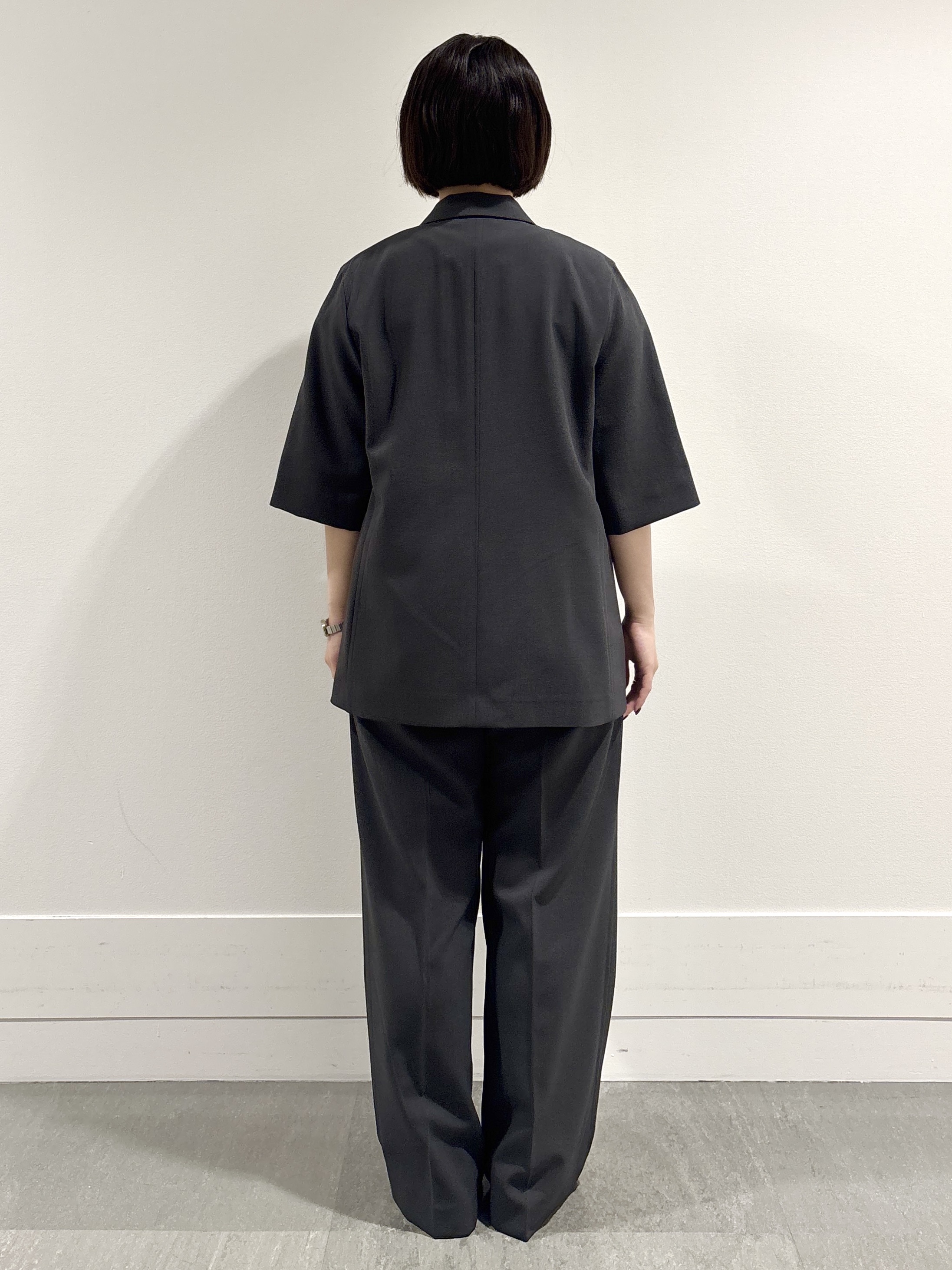 モエカさんの「UNTITLED｜【秋の通勤羽織/セットアップ可/UVカット】エアリークール半袖ジャケット」を使ったコーディネート