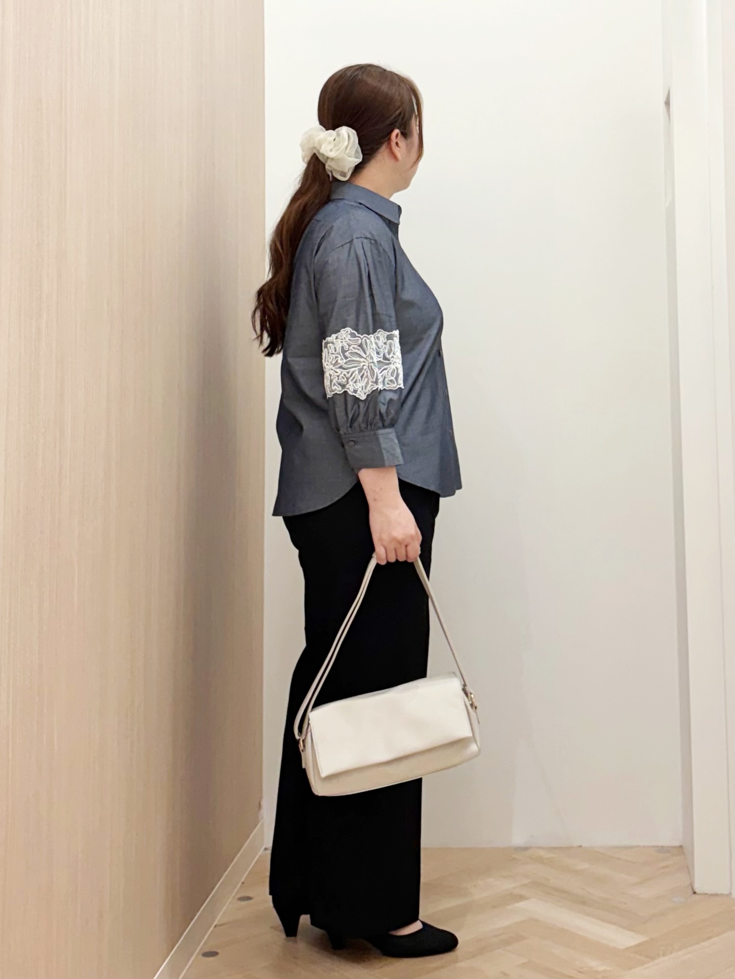 akariさんの「grove｜さりげなく華やぐ レースボリュームスリーブシャツ」を使ったコーディネート