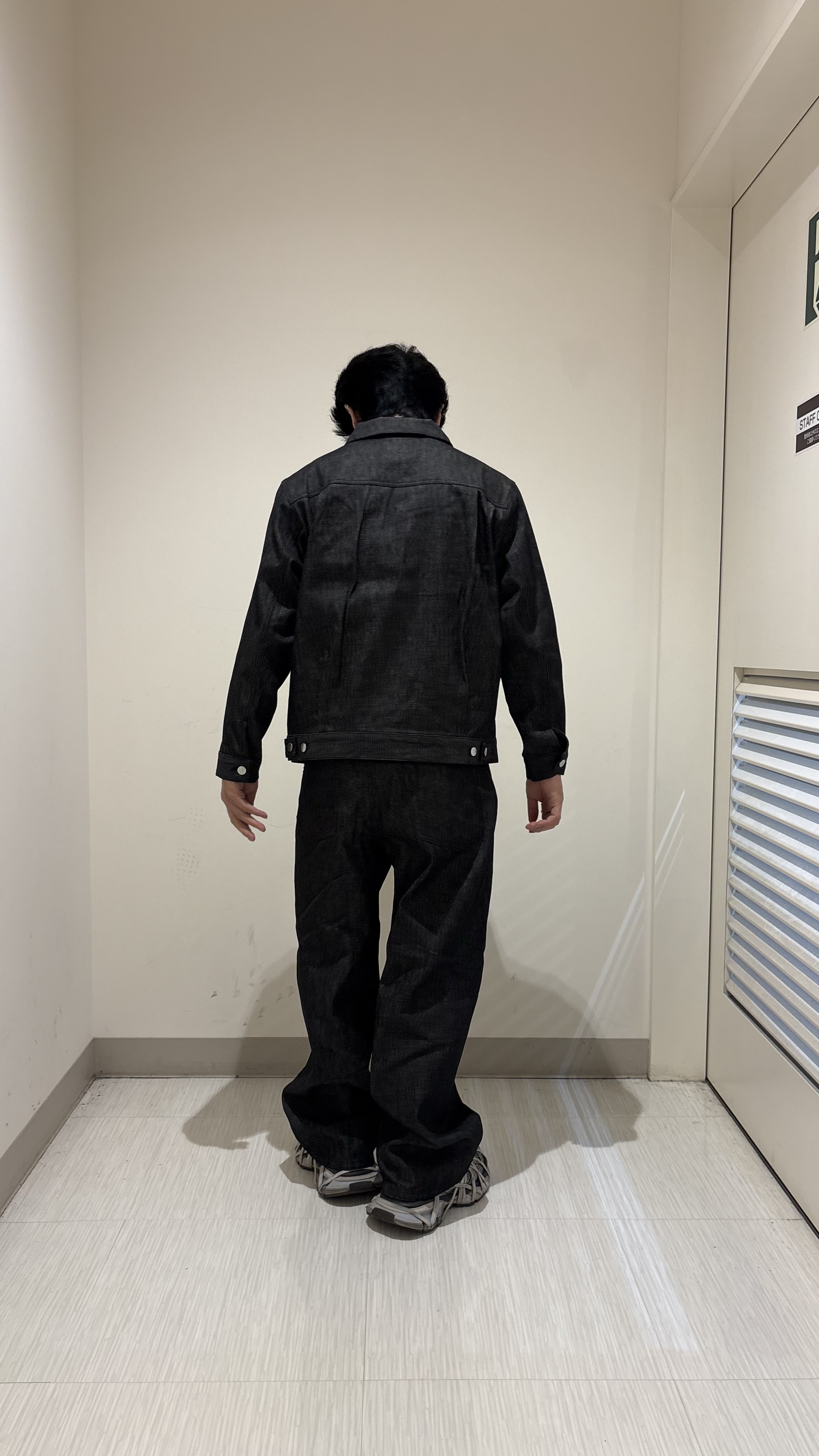 辻一樹さんの「tk.TAKEO KIKUCHI｜【色褪せしにくいデニム/セットアップ対応可】Comfy Fadeless Denim Seriesデ」を使ったコーディネート