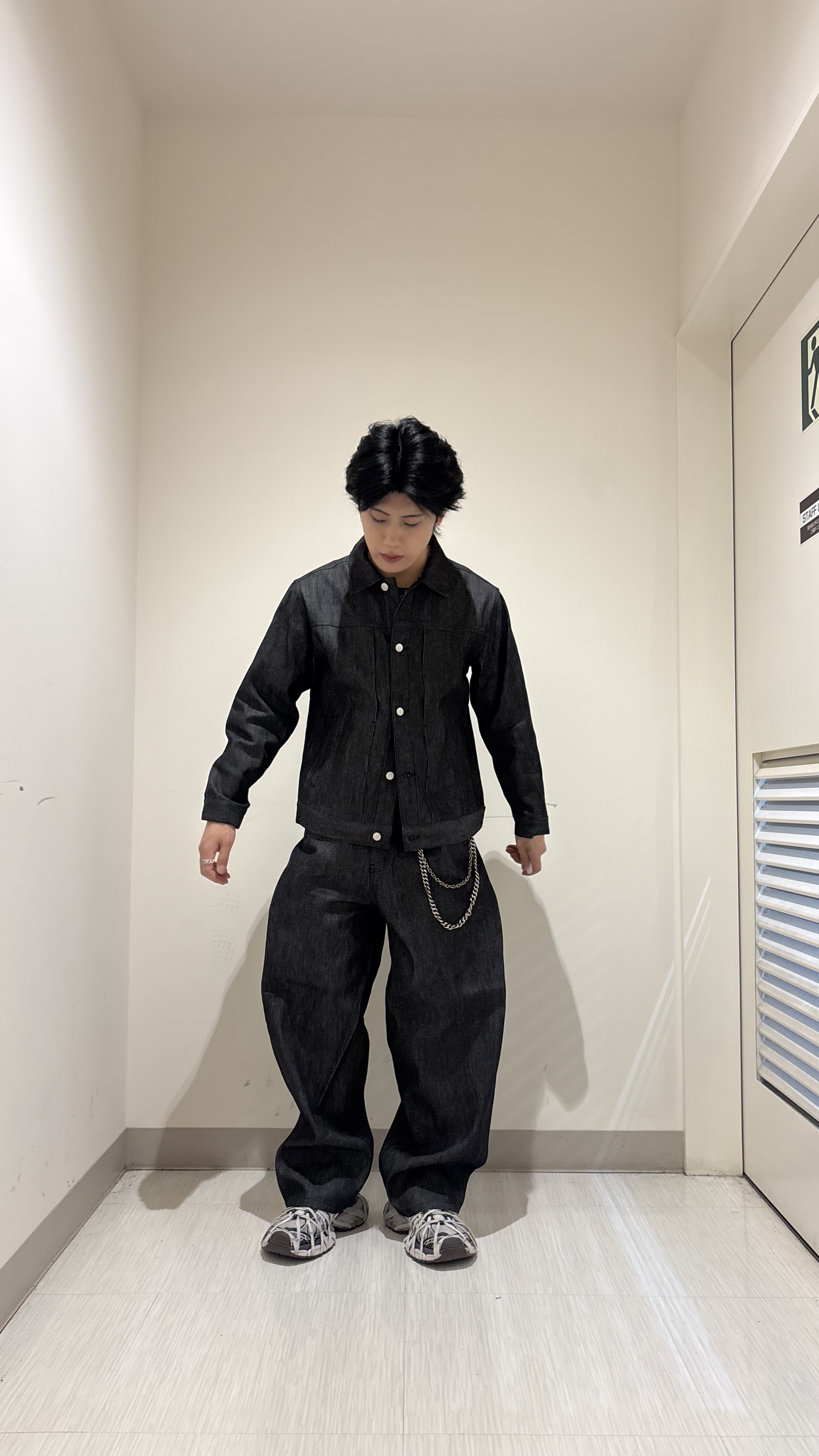 辻一樹さんの「tk.TAKEO KIKUCHI｜【色褪せしにくいデニム/セットアップ対応可】Comfy Fadeless Denim Seriesデ」を使ったコーディネート