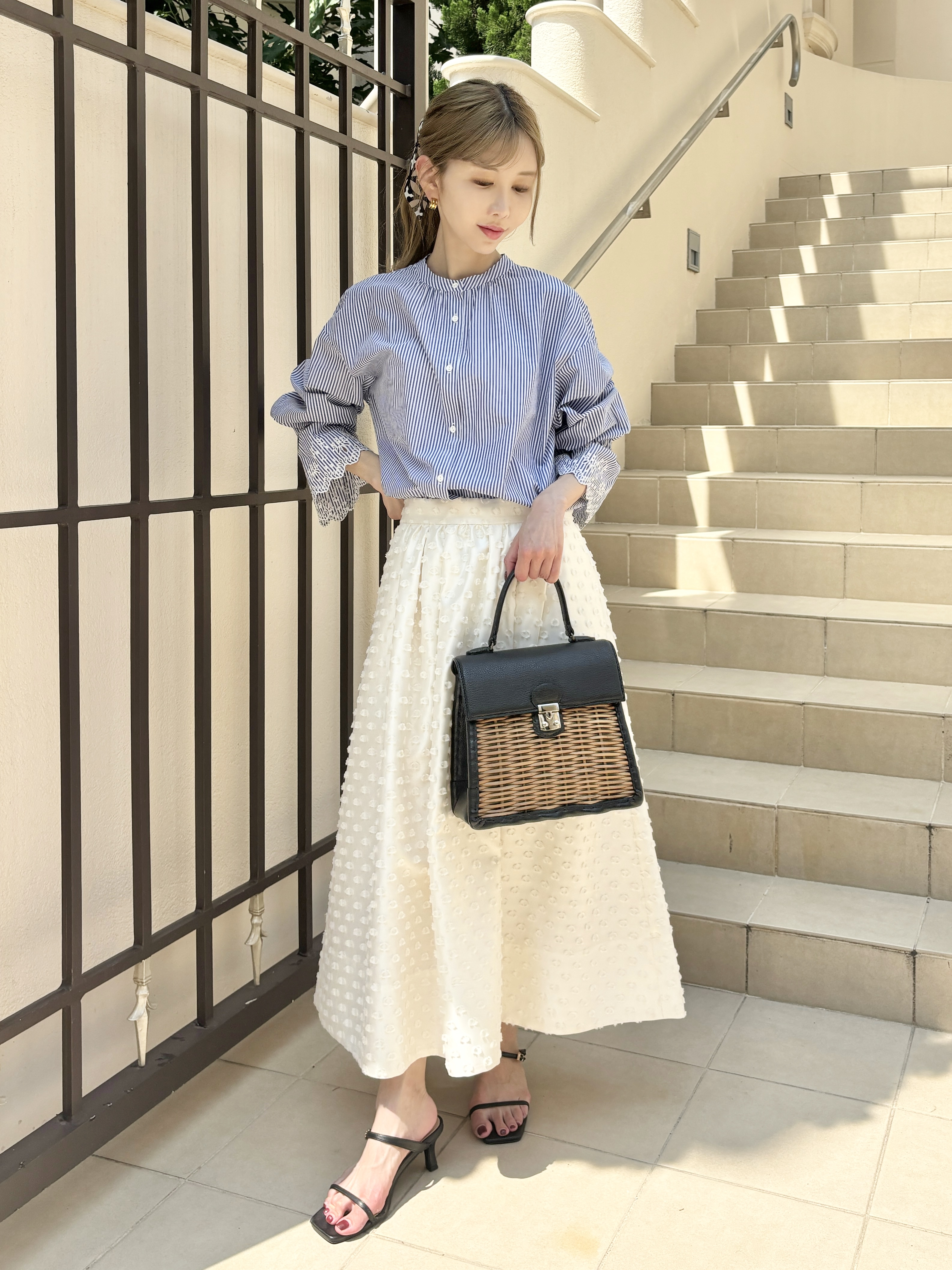 清水夏姫さんの「DRESSTERIOR｜【STORY11月号掲載】カットジャガードボリュームスカート」を使ったコーディネート