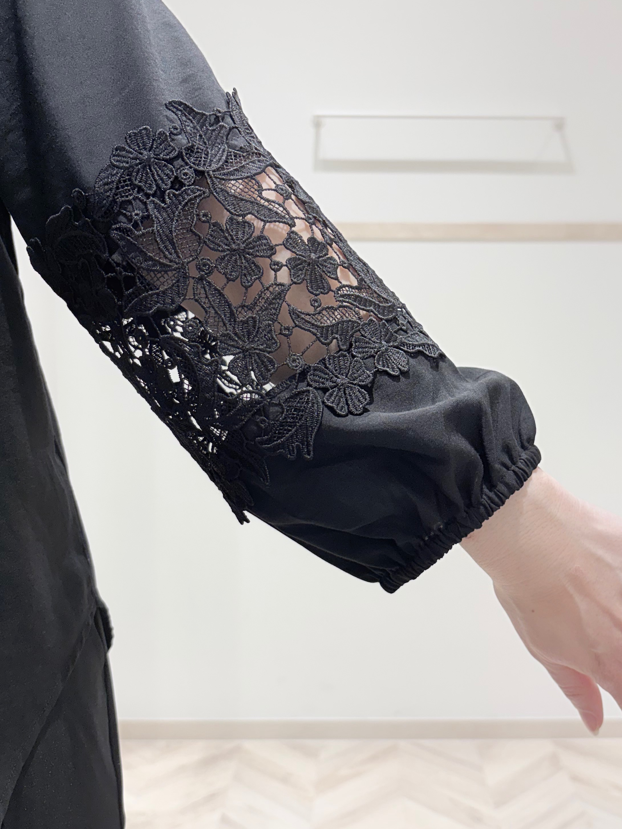 c_h_i_k_aさんの「SHOO･LA･RUE｜【洗濯機可/S-LL/洗濯後しわになりにくい】刺繍レースで高見え インせず決まる主役ブラウス」を使ったコーディネート
