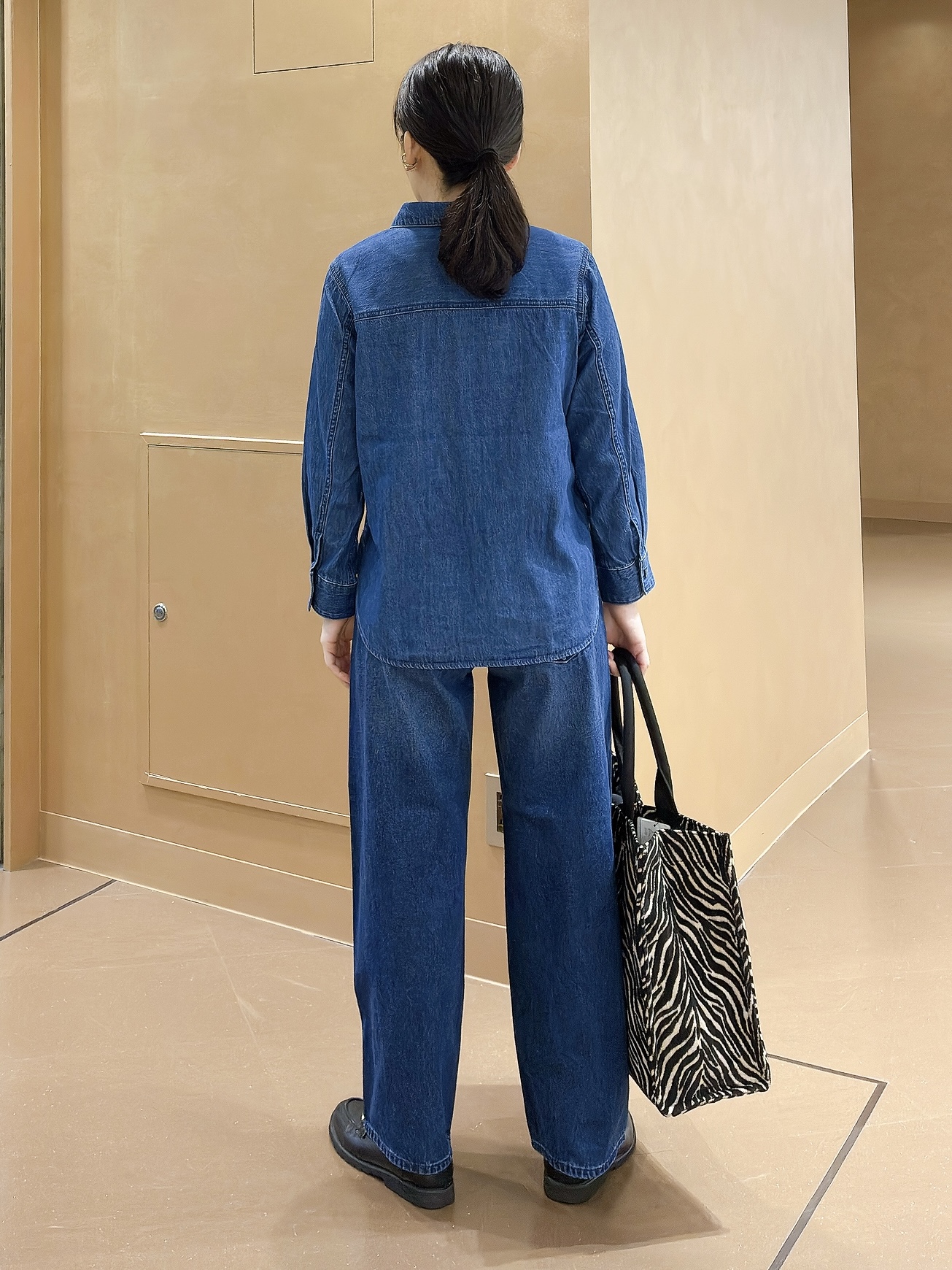hattoriさんの「INDIVI｜【洗える／体型カバー】ライトデニム ワークシャツ」を使ったコーディネート