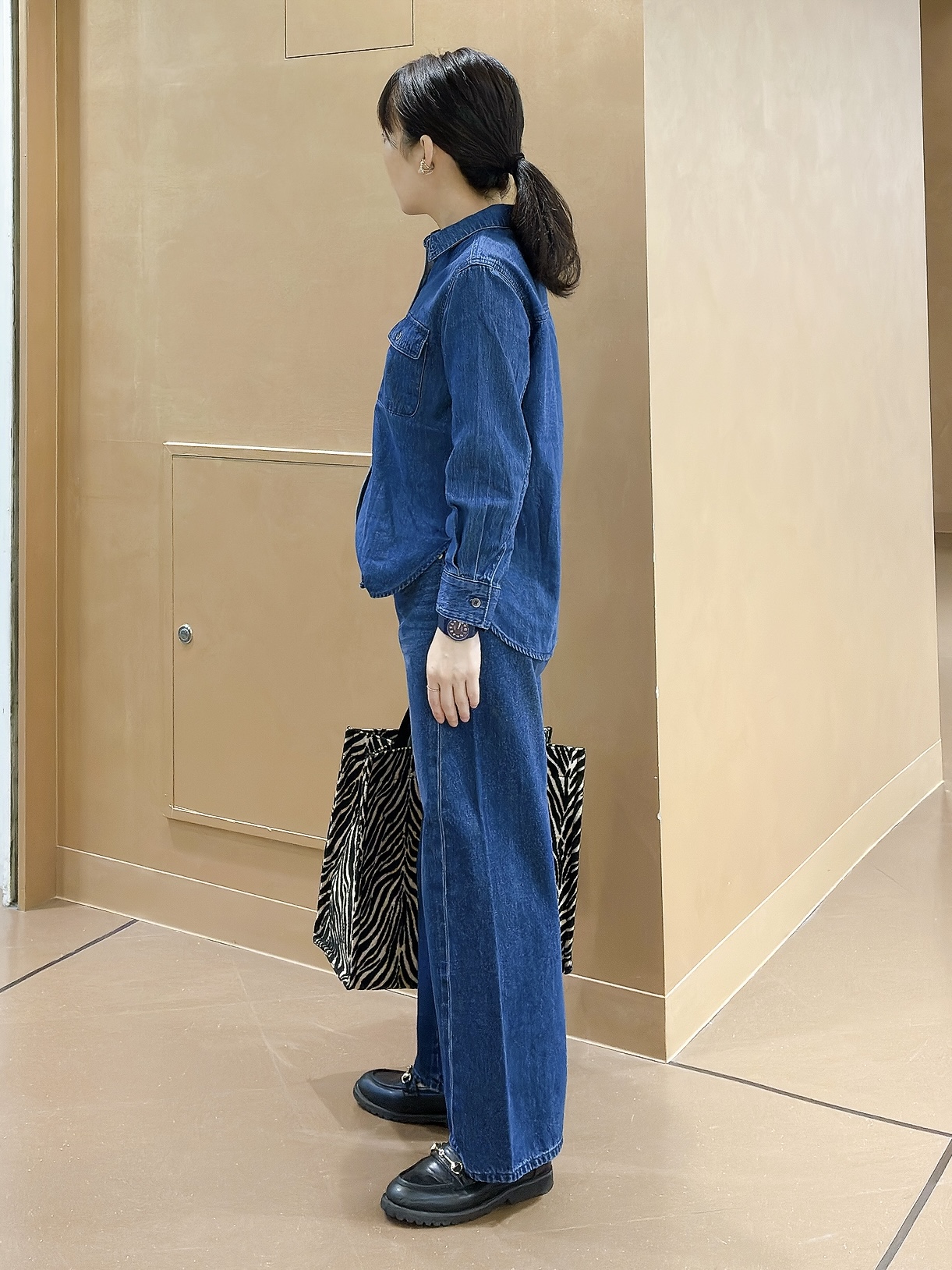 hattoriさんの「INDIVI｜【洗える／体型カバー】ライトデニム ワークシャツ」を使ったコーディネート
