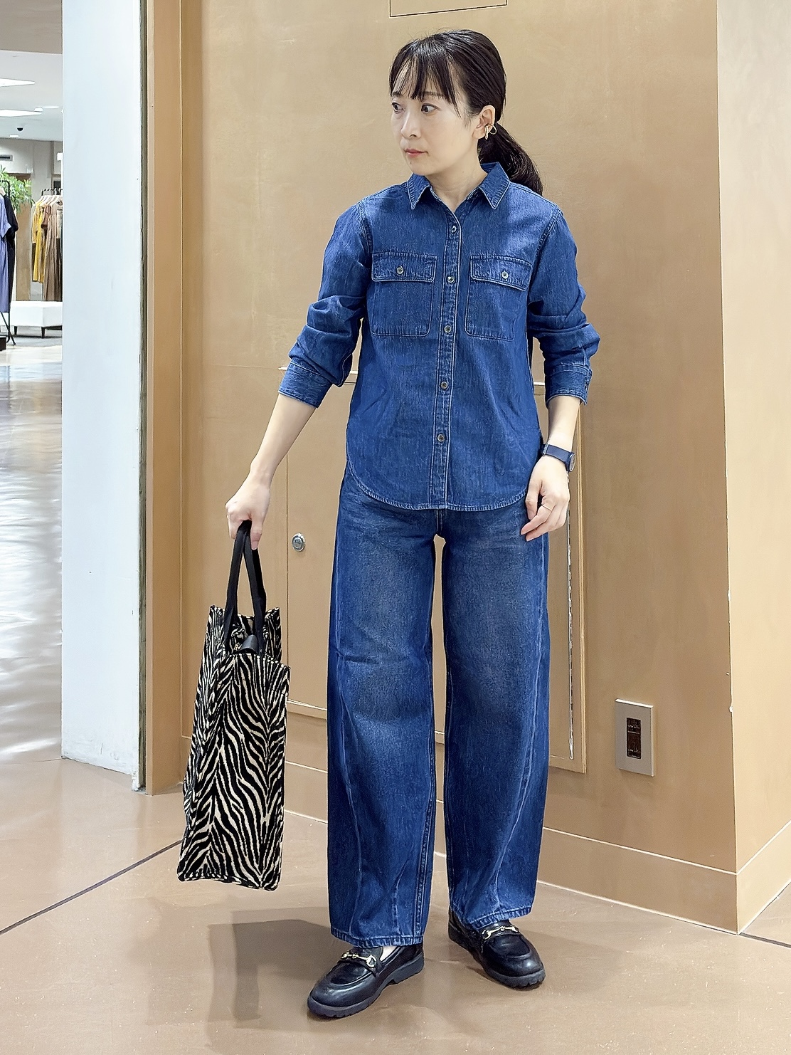 hattoriさんの「INDIVI｜【洗える／体型カバー】ライトデニム ワークシャツ」を使ったコーディネート