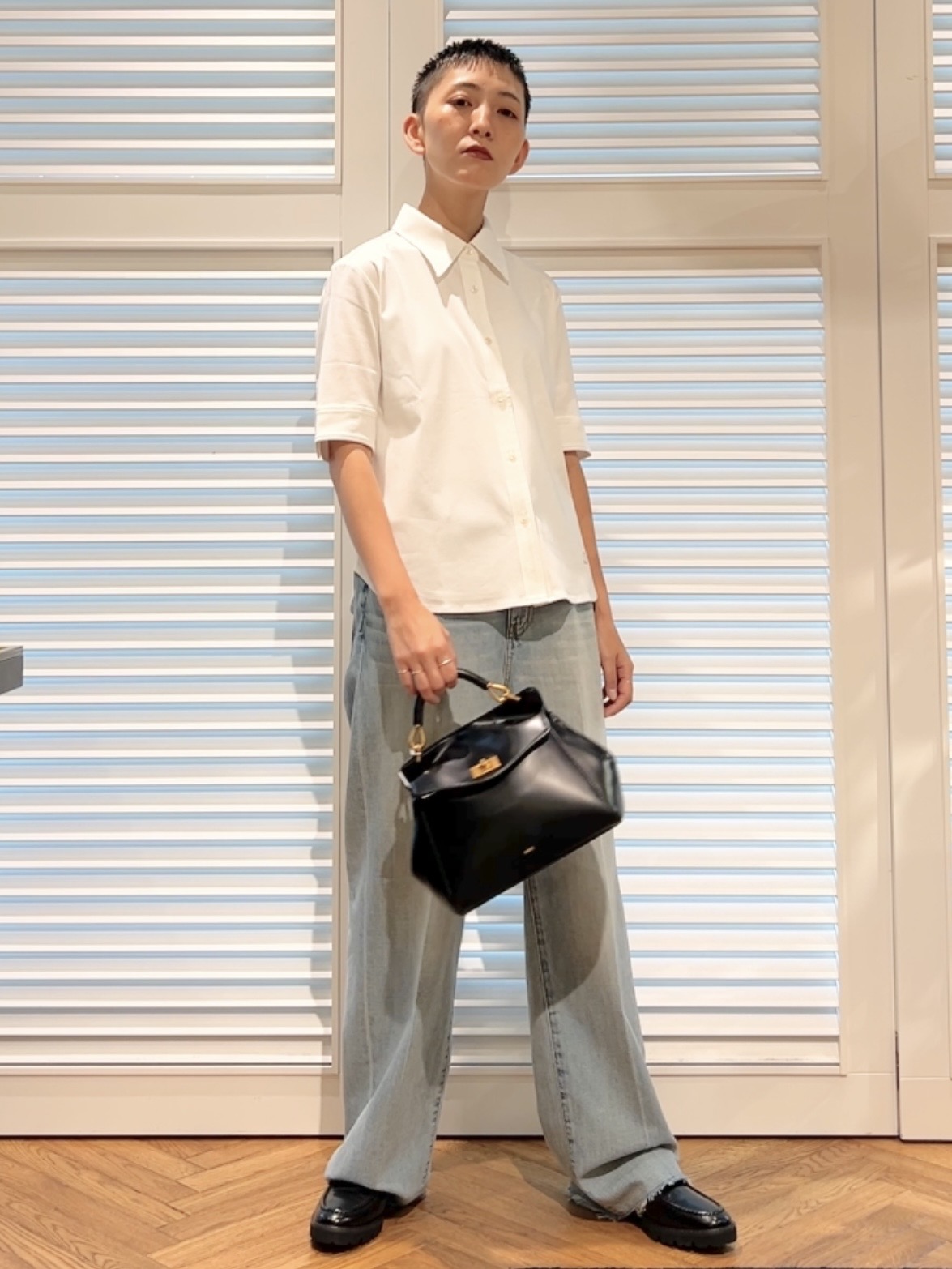 OCHIAIさんの「DRESSTERIOR｜センタープレス ワイドストレートデニム」を使ったコーディネート