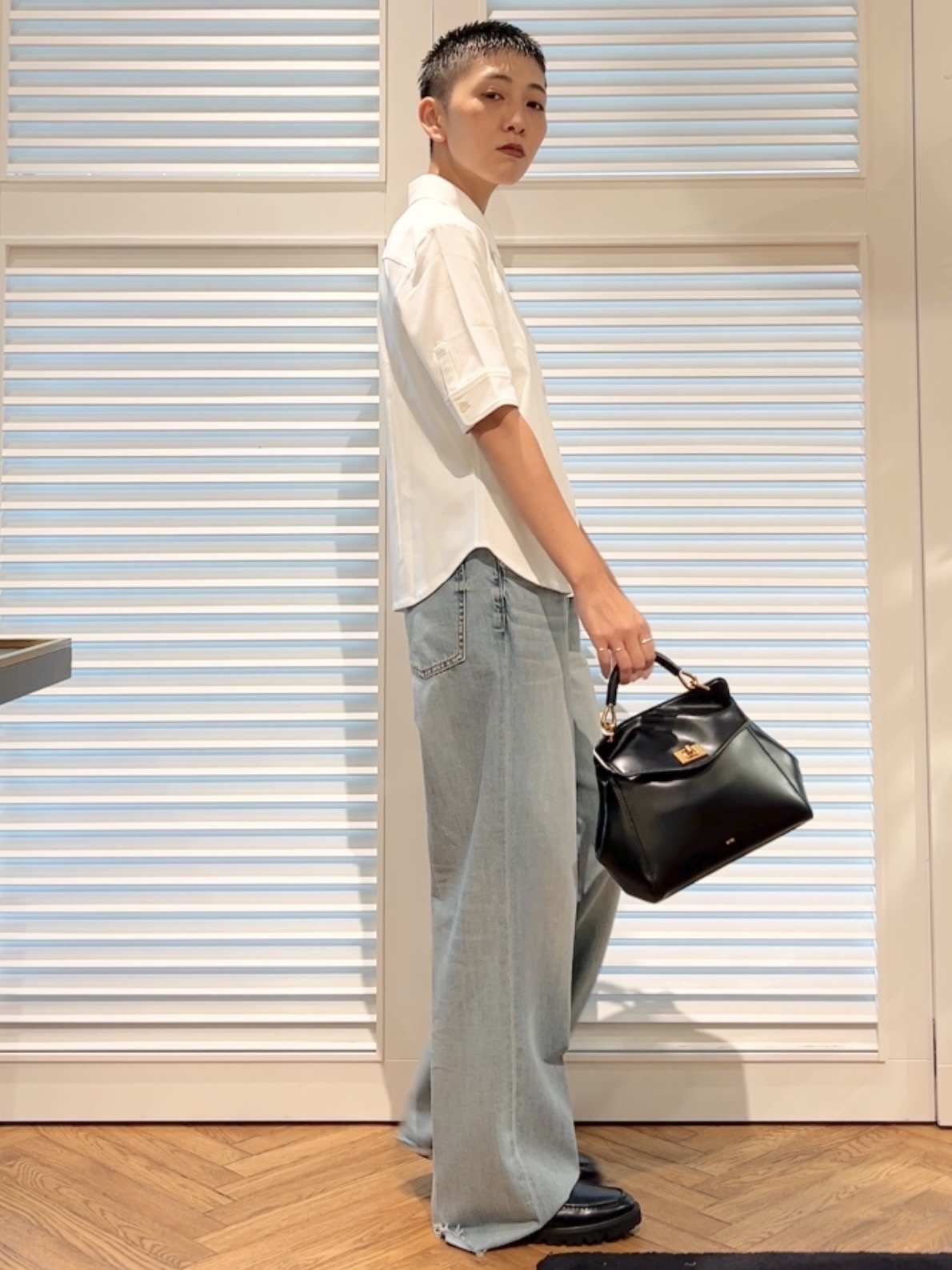 OCHIAIさんの「DRESSTERIOR｜センタープレス ワイドストレートデニム」を使ったコーディネート
