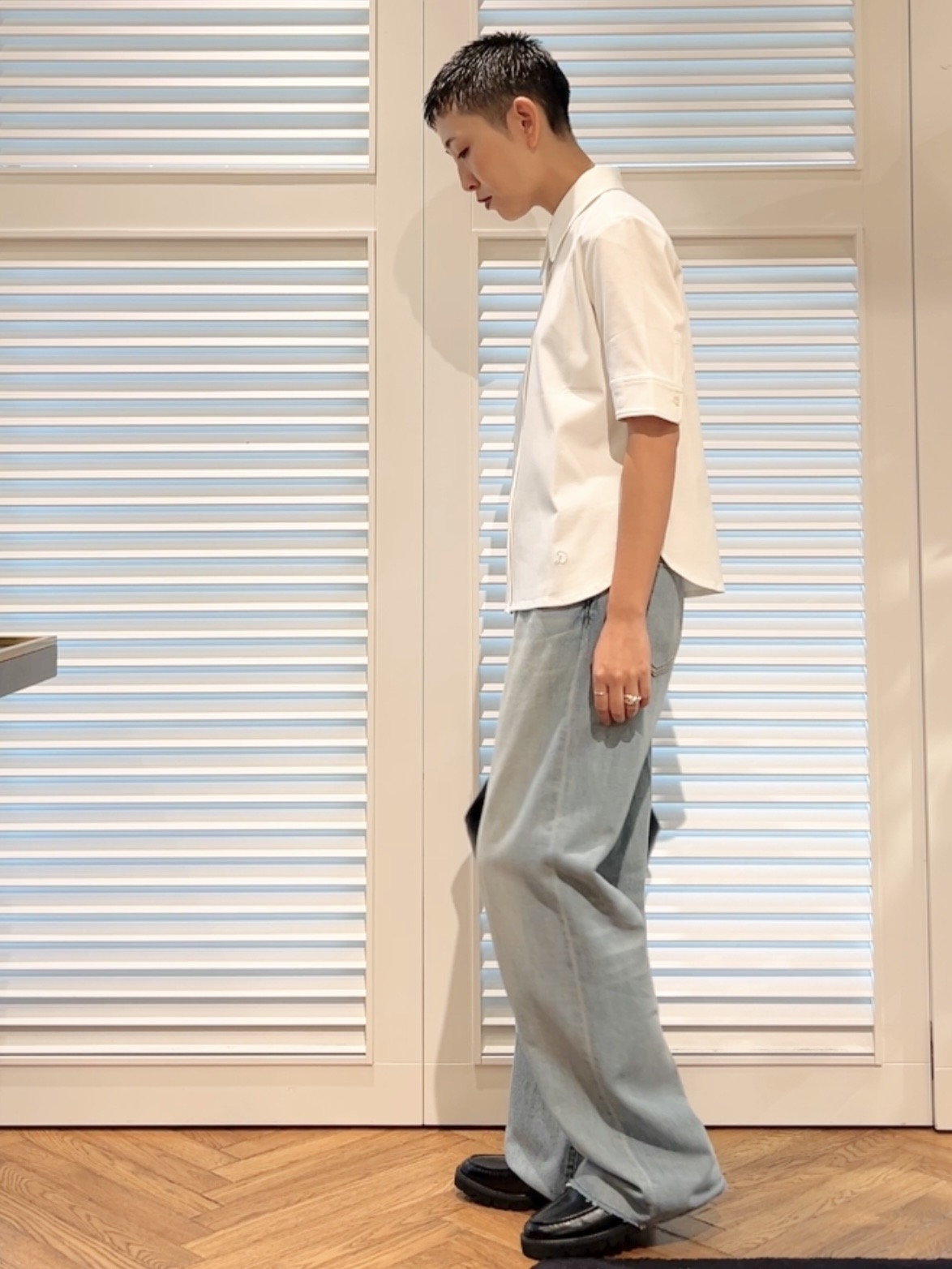 OCHIAIさんの「DRESSTERIOR｜センタープレス ワイドストレートデニム」を使ったコーディネート