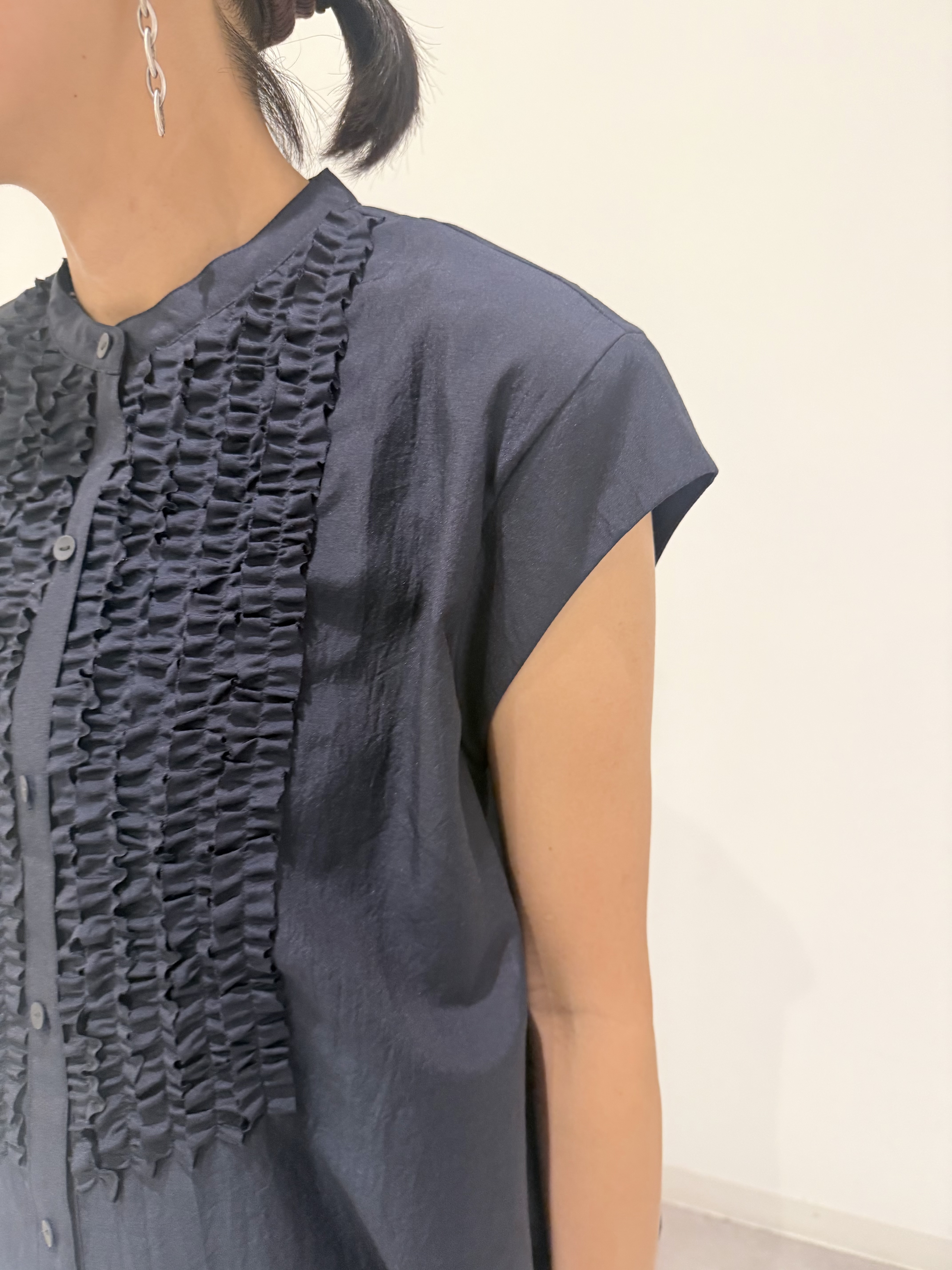 MIYAKAWAさんの「DRESSTERIOR｜フレンチスリーブ　フリルブラウス」を使ったコーディネート