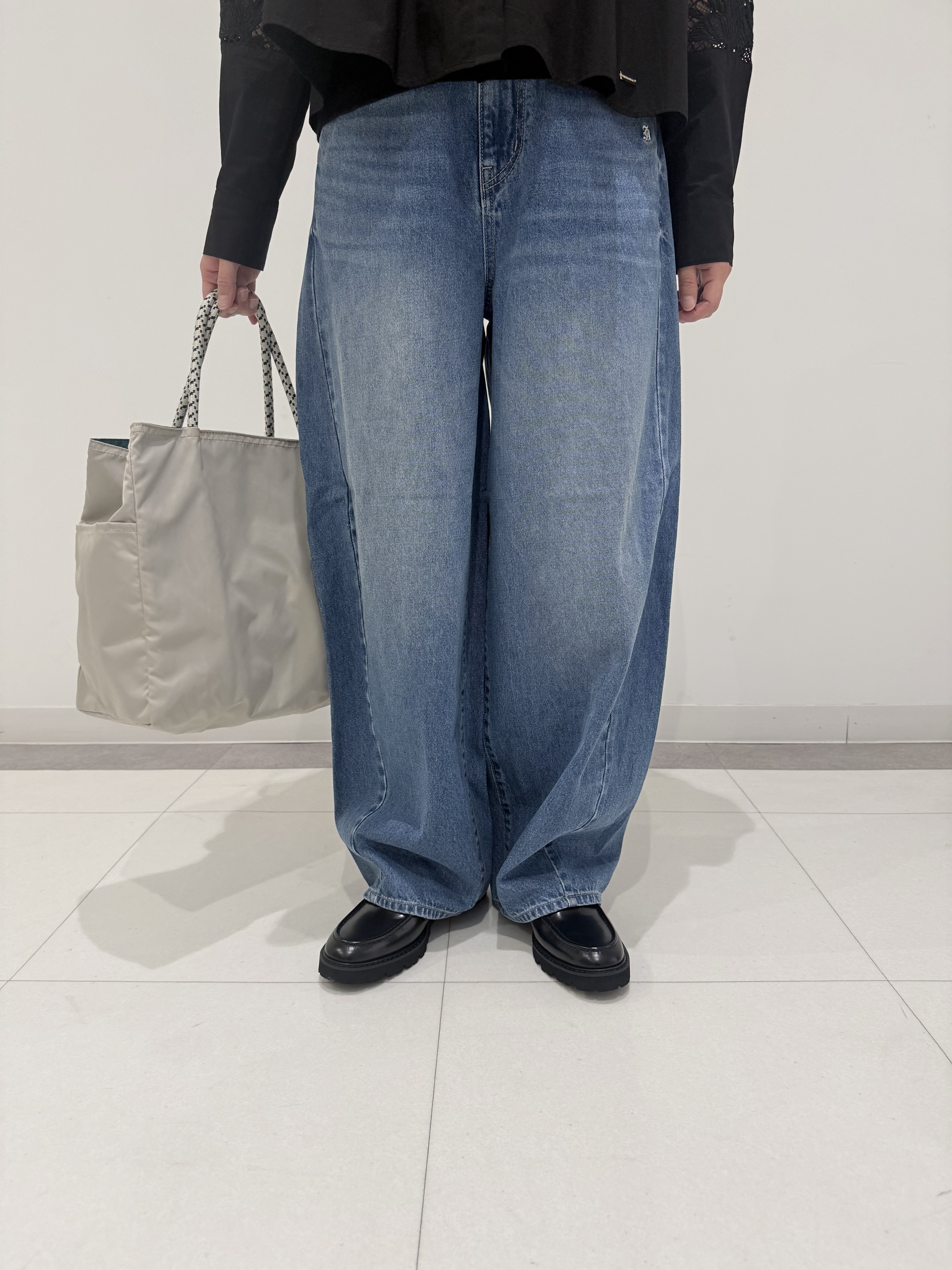 MIYAKAWAさんの「DRESSTERIOR｜フレンチスリーブ　フリルブラウス」を使ったコーディネート