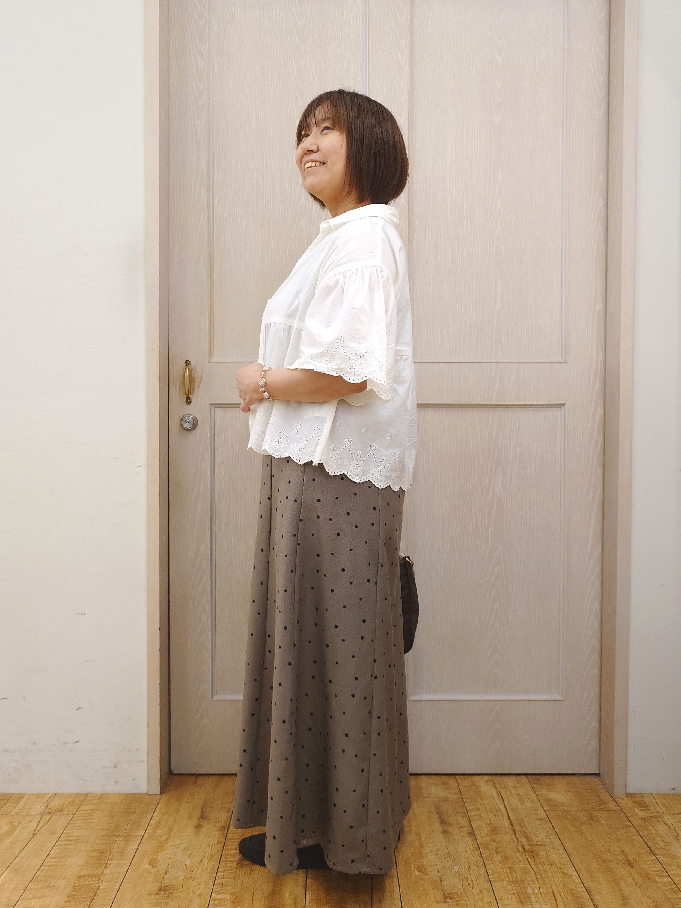 とろろさんの「SHOO･LA･RUE｜【洗濯機可/綿100％/体型カバー】刺繍レースがこなれ見え 二の腕が隠せる ペプラムブラウス」を使ったコーディネート