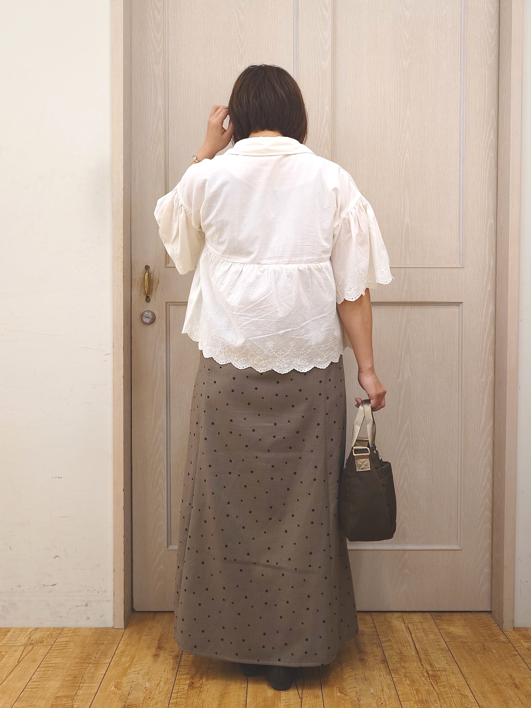 とろろさんの「SHOO･LA･RUE｜【洗濯機可/綿100％/体型カバー】刺繍レースがこなれ見え 二の腕が隠せる ペプラムブラウス」を使ったコーディネート