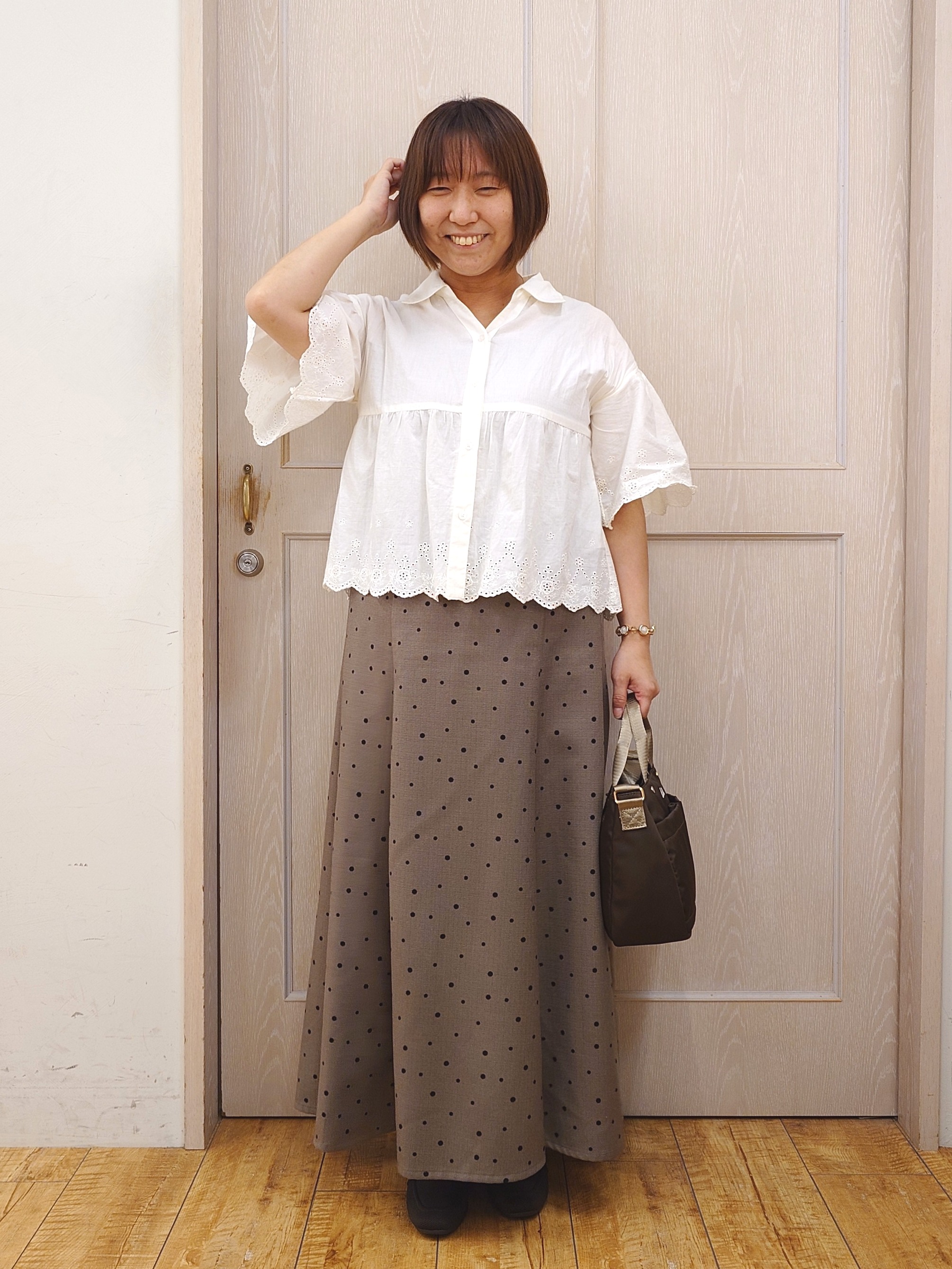 とろろさんの「SHOO･LA･RUE｜【洗濯機可/綿100％/体型カバー】刺繍レースがこなれ見え 二の腕が隠せる ペプラムブラウス」を使ったコーディネート
