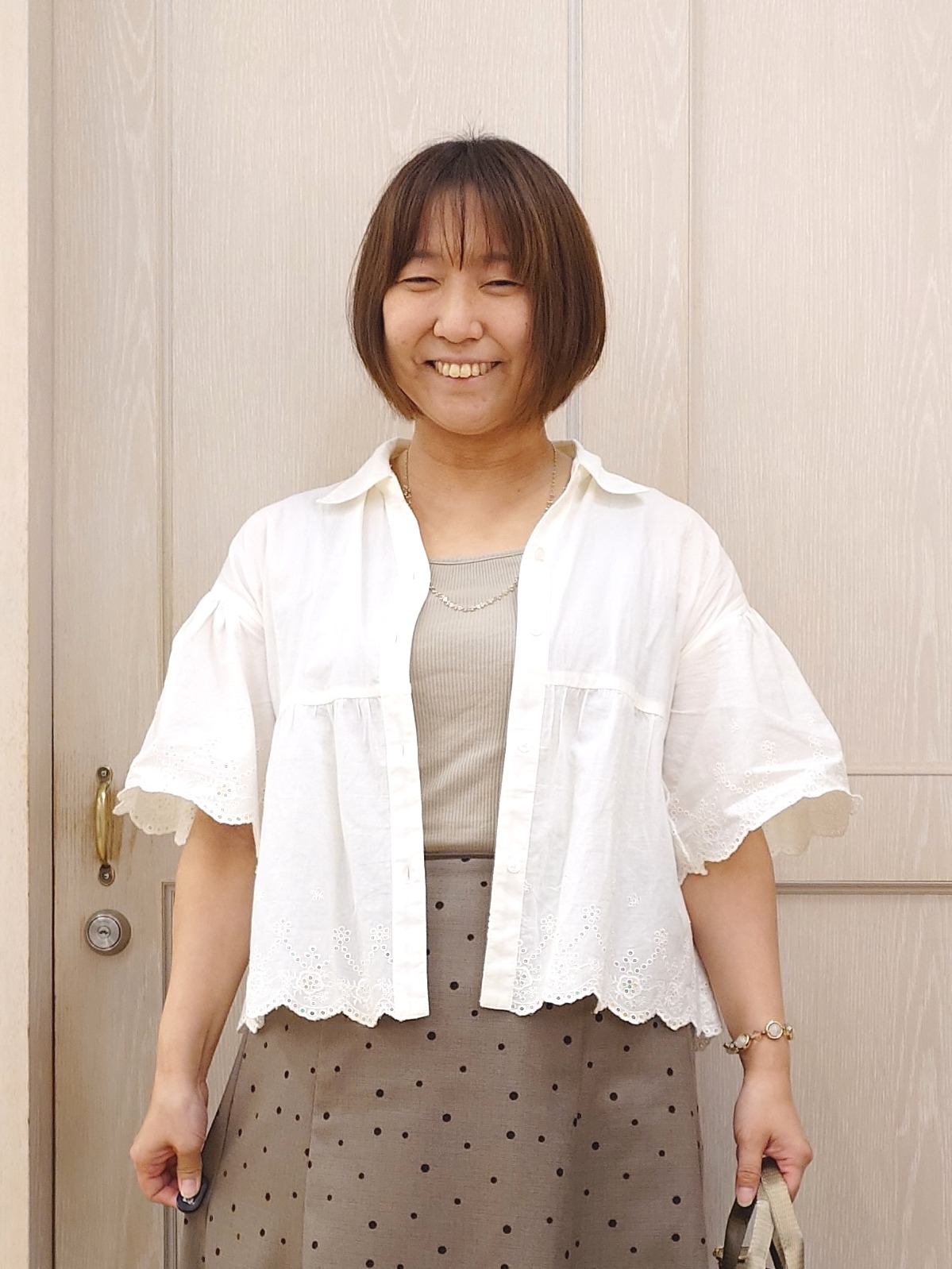 とろろさんの「SHOO･LA･RUE｜【洗濯機可/綿100％/体型カバー】刺繍レースがこなれ見え 二の腕が隠せる ペプラムブラウス」を使ったコーディネート