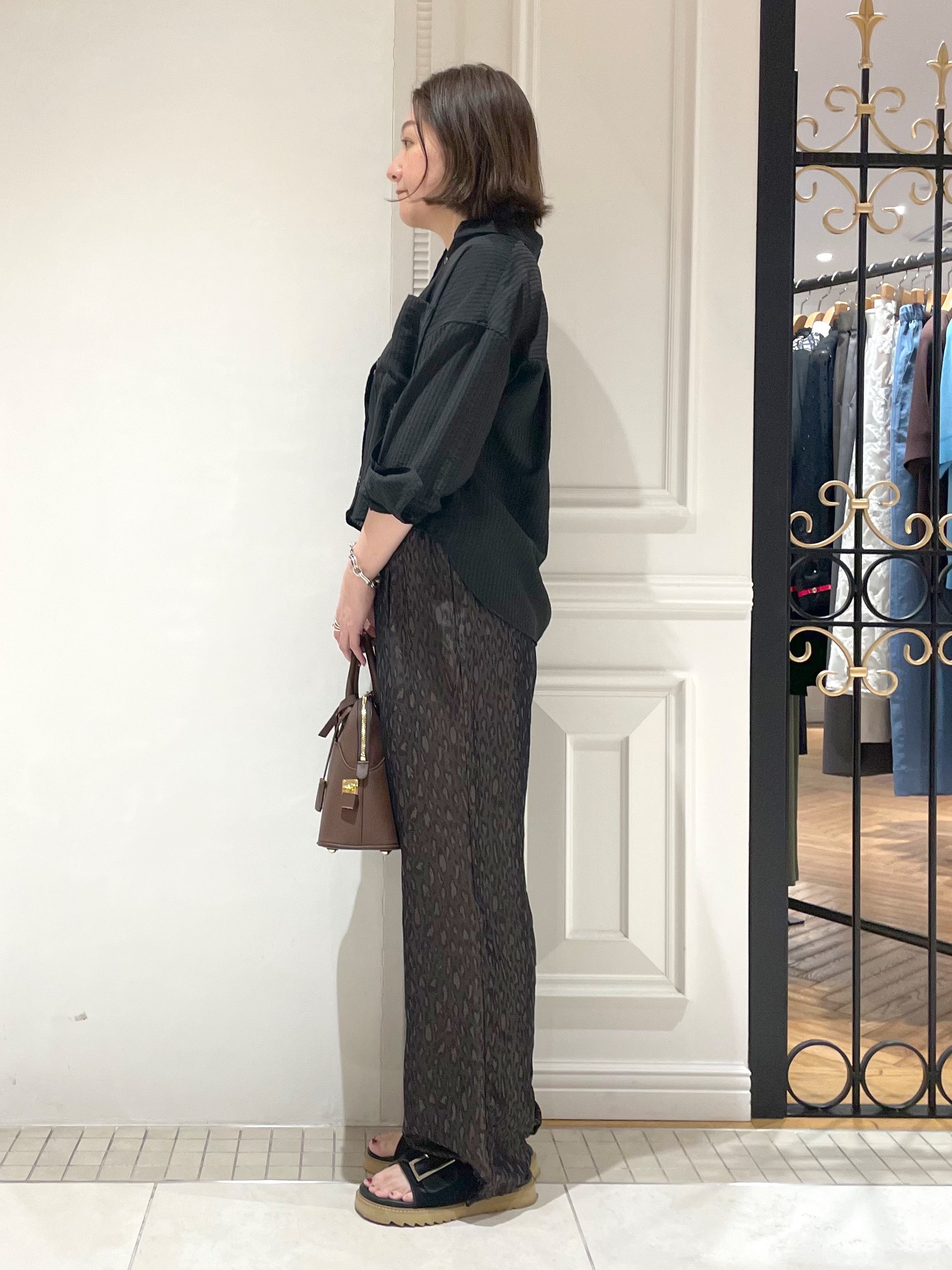 makiさんの「DRESSTERIOR｜シアーストライプクロップドシャツ」を使ったコーディネート