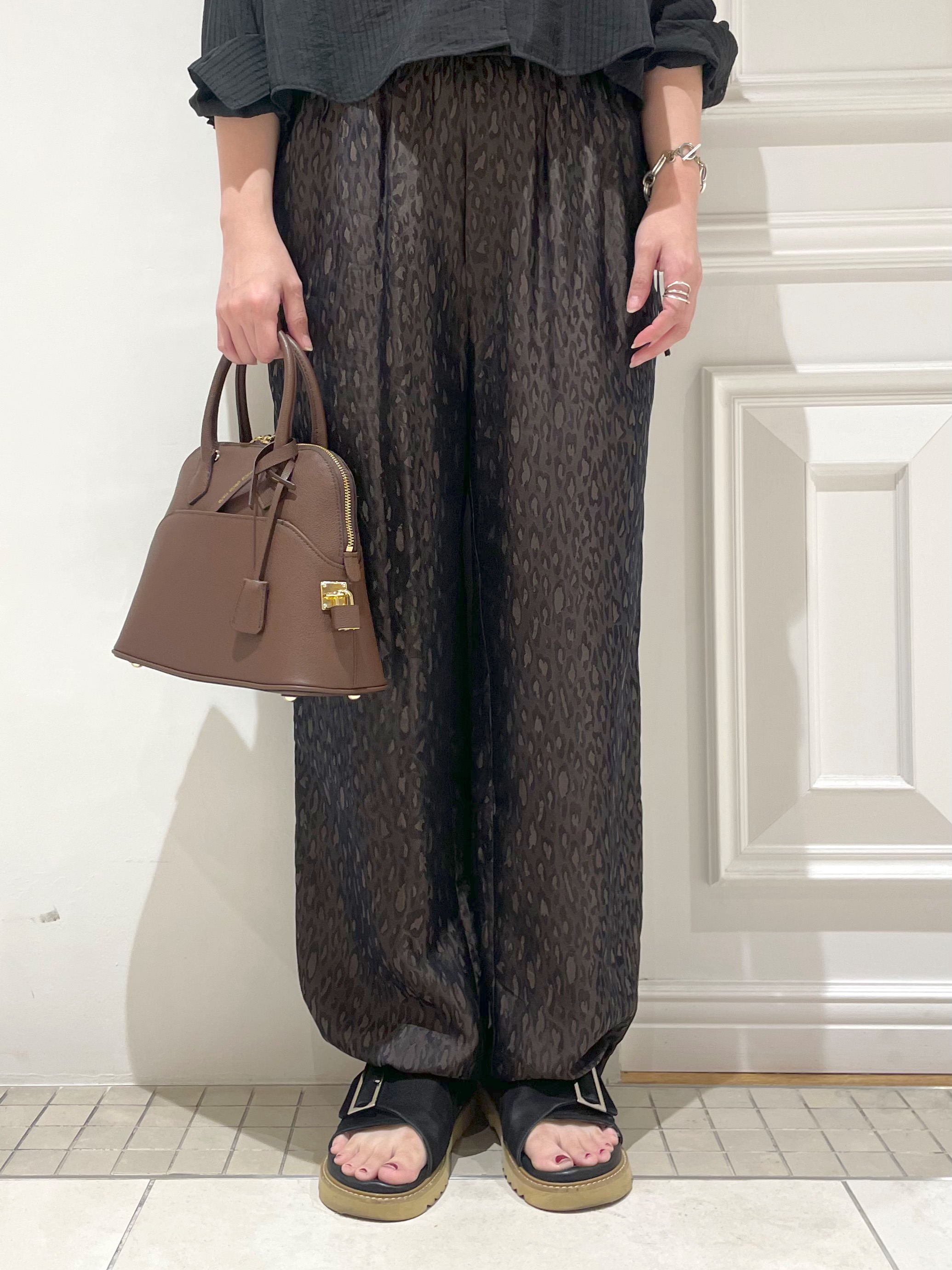 makiさんの「DRESSTERIOR｜シアーストライプクロップドシャツ」を使ったコーディネート