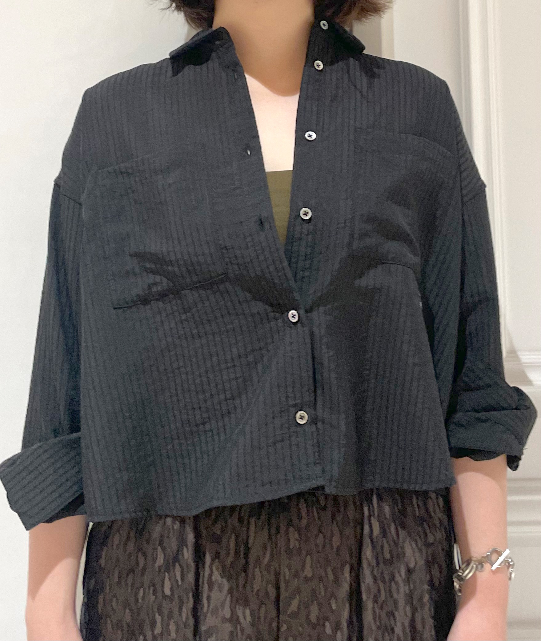 makiさんの「DRESSTERIOR｜シアーストライプクロップドシャツ」を使ったコーディネート