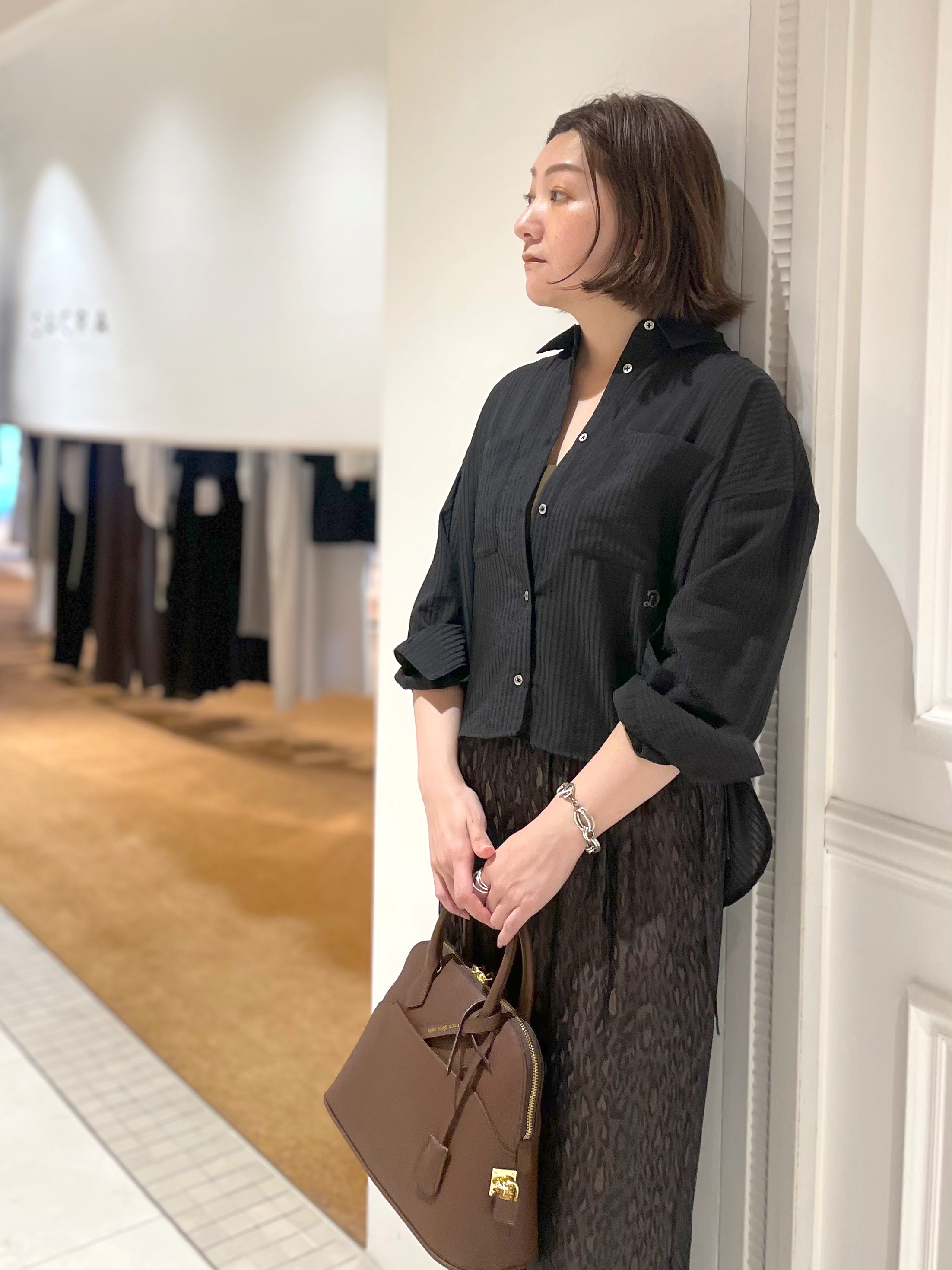 makiさんの「DRESSTERIOR｜シアーストライプクロップドシャツ」を使ったコーディネート