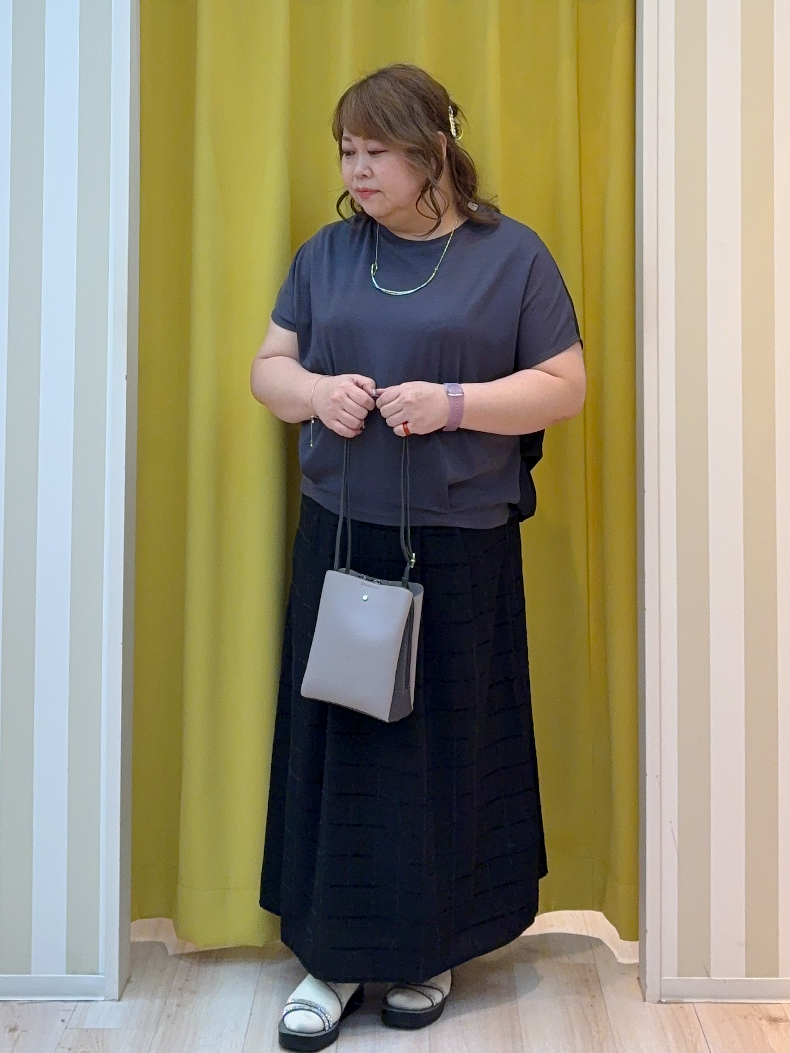 kotoさんさんの「SHOO･LA･RUE｜【UV/抗菌防臭/洗濯機可】ヒップまわりを自然にカバー 異素材ドッキング 裾タックトップス」を使ったコーディネート