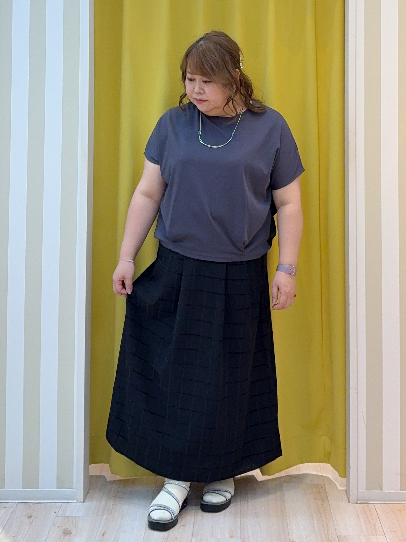 kotoさんさんの「SHOO･LA･RUE｜【UV/抗菌防臭/洗濯機可】ヒップまわりを自然にカバー 異素材ドッキング 裾タックトップス」を使ったコーディネート