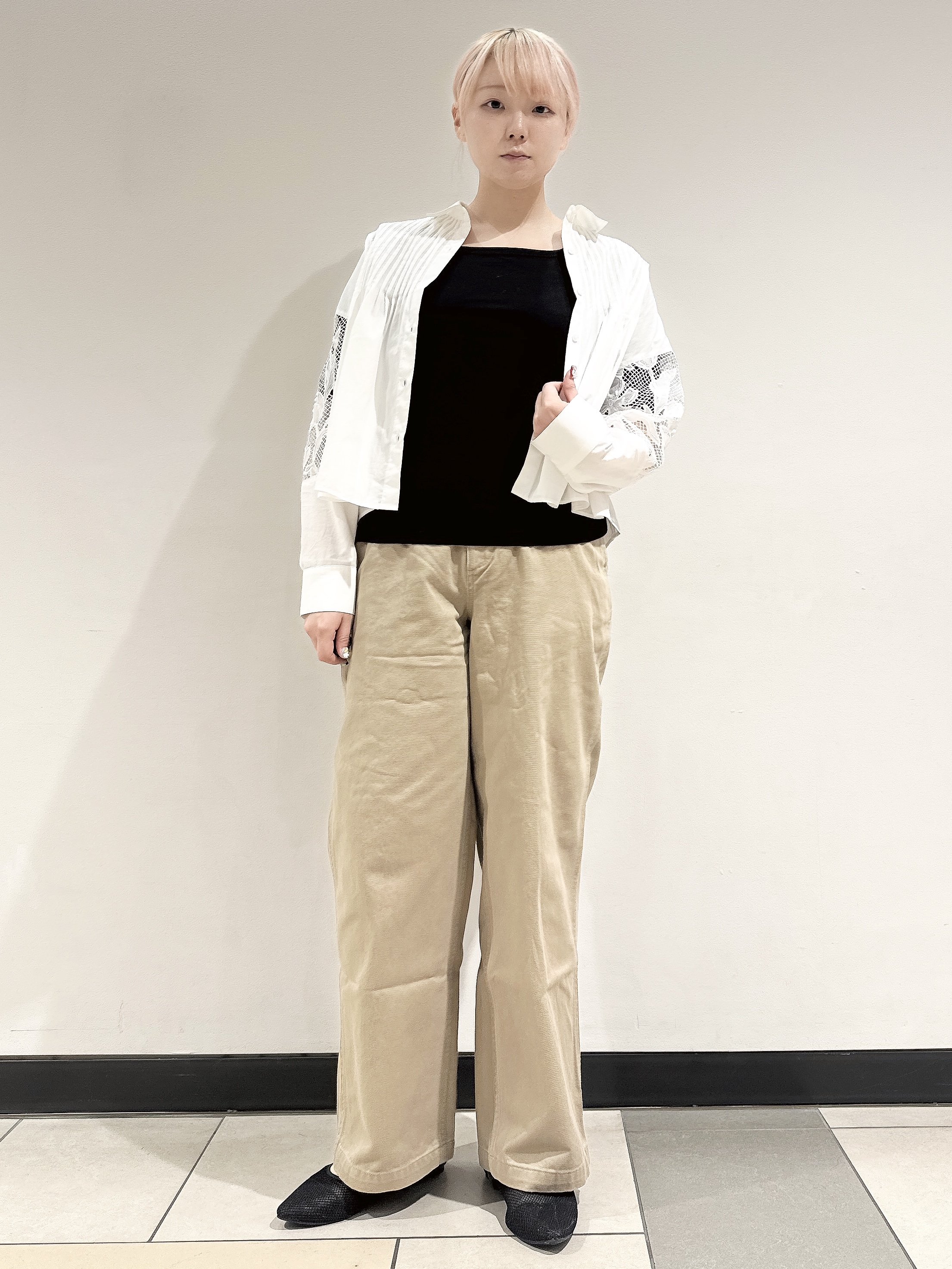 なかもとあきさんの「DRESSTERIOR｜【着映え】シアーレーススリーブ ピンタック クロップドシャツ」を使ったコーディネート