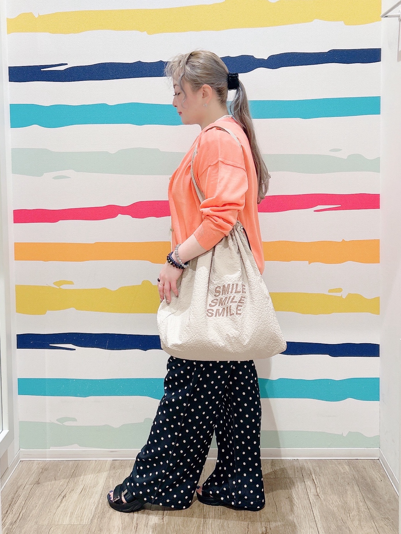 Peeさんの「SHOO･LA･RUE｜【洗濯機可/S-LL】配色シフォン襟でサマ見え 上品シアーカーディガン」を使ったコーディネート