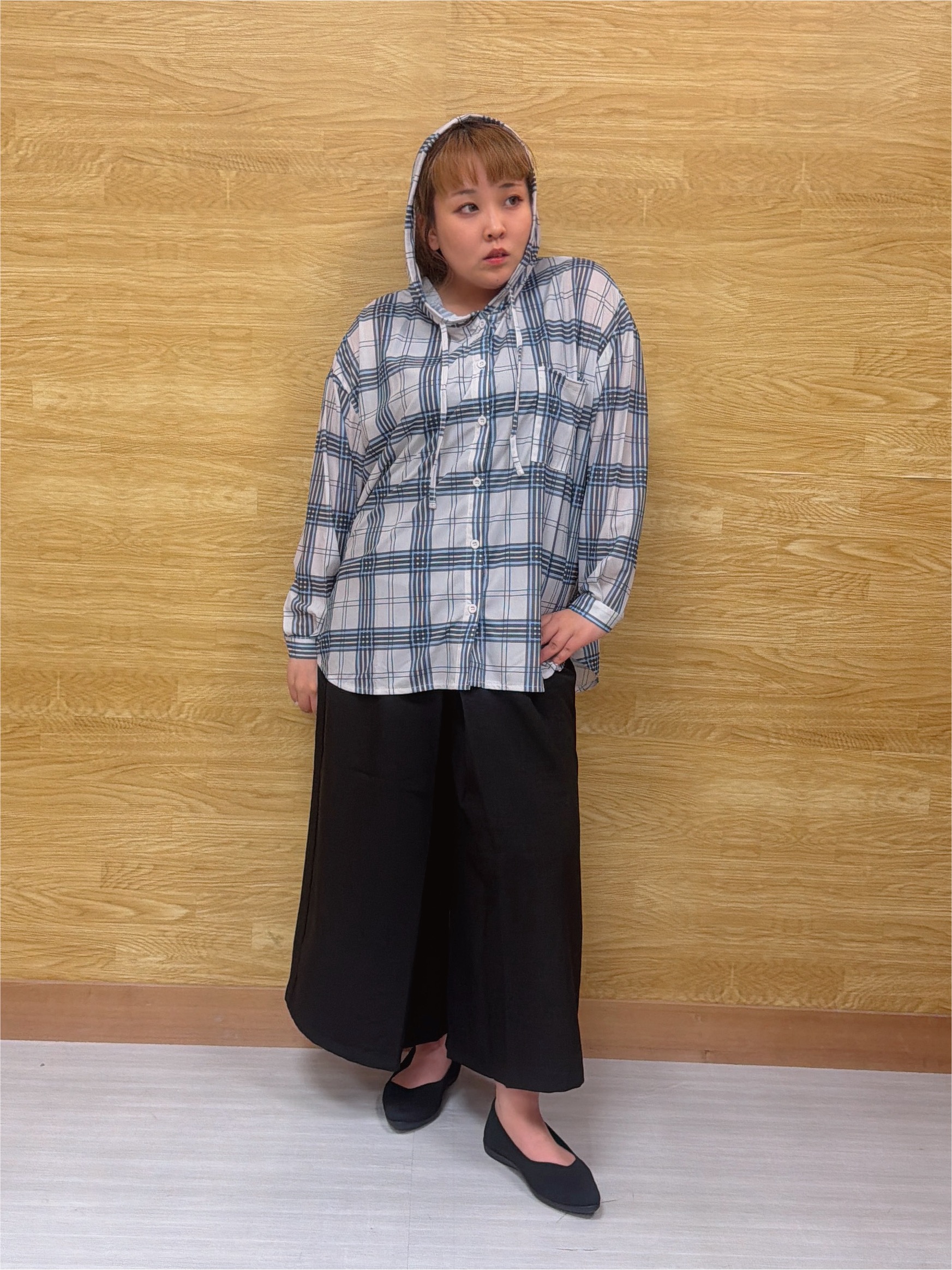 ぁむさんの「SHOO･LA･RUE｜【洗濯機可/体型カバー】程よい透け感の ゆるシア―シャツパーカ」を使ったコーディネート