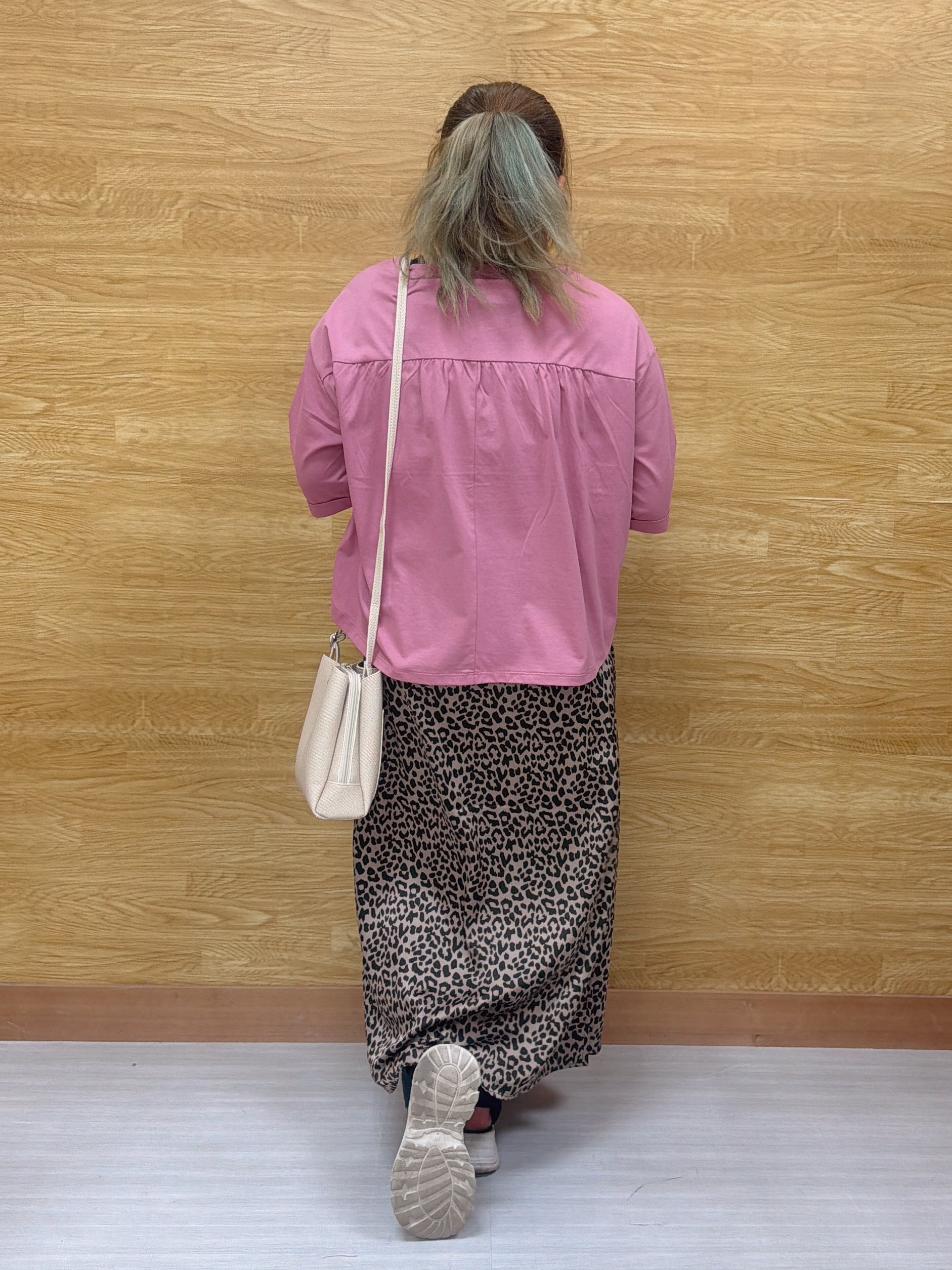 ぁむさんの「SHOO･LA･RUE｜【ひんやり/体型カバー】首元すっきり ゆるバックギャザーTシャツ」を使ったコーディネート
