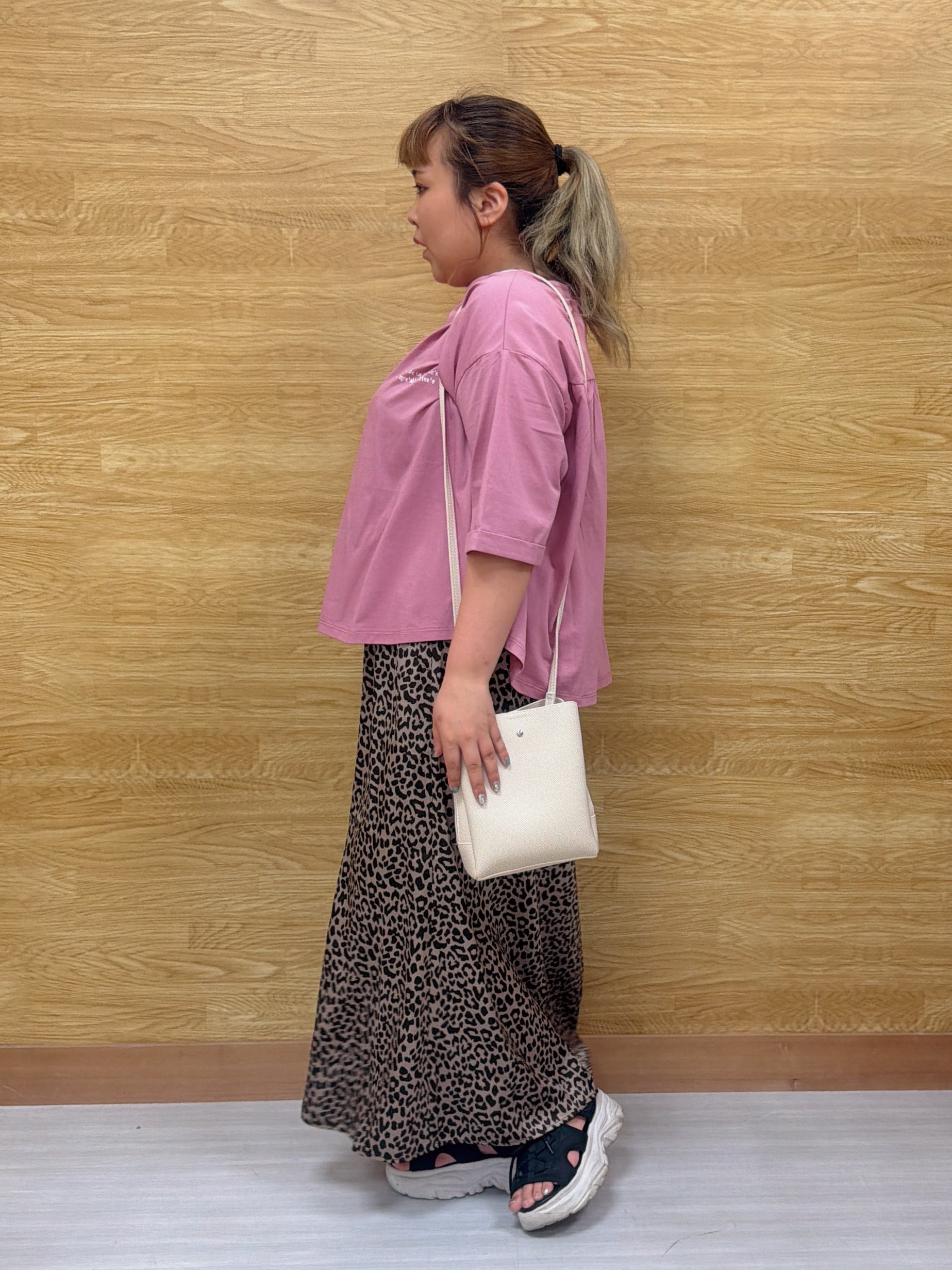 ぁむさんの「SHOO･LA･RUE｜【ひんやり/体型カバー】首元すっきり ゆるバックギャザーTシャツ」を使ったコーディネート