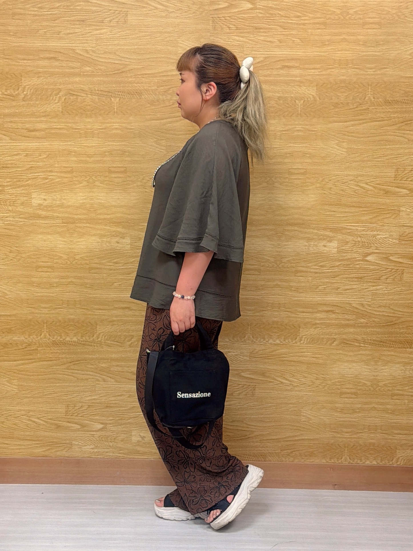 ぁむさんの「SHOO･LA･RUE｜【S-LL/洗濯機可/体型カバー】はしごレースがポイント スラブポンチョ風ブラウス」を使ったコーディネート