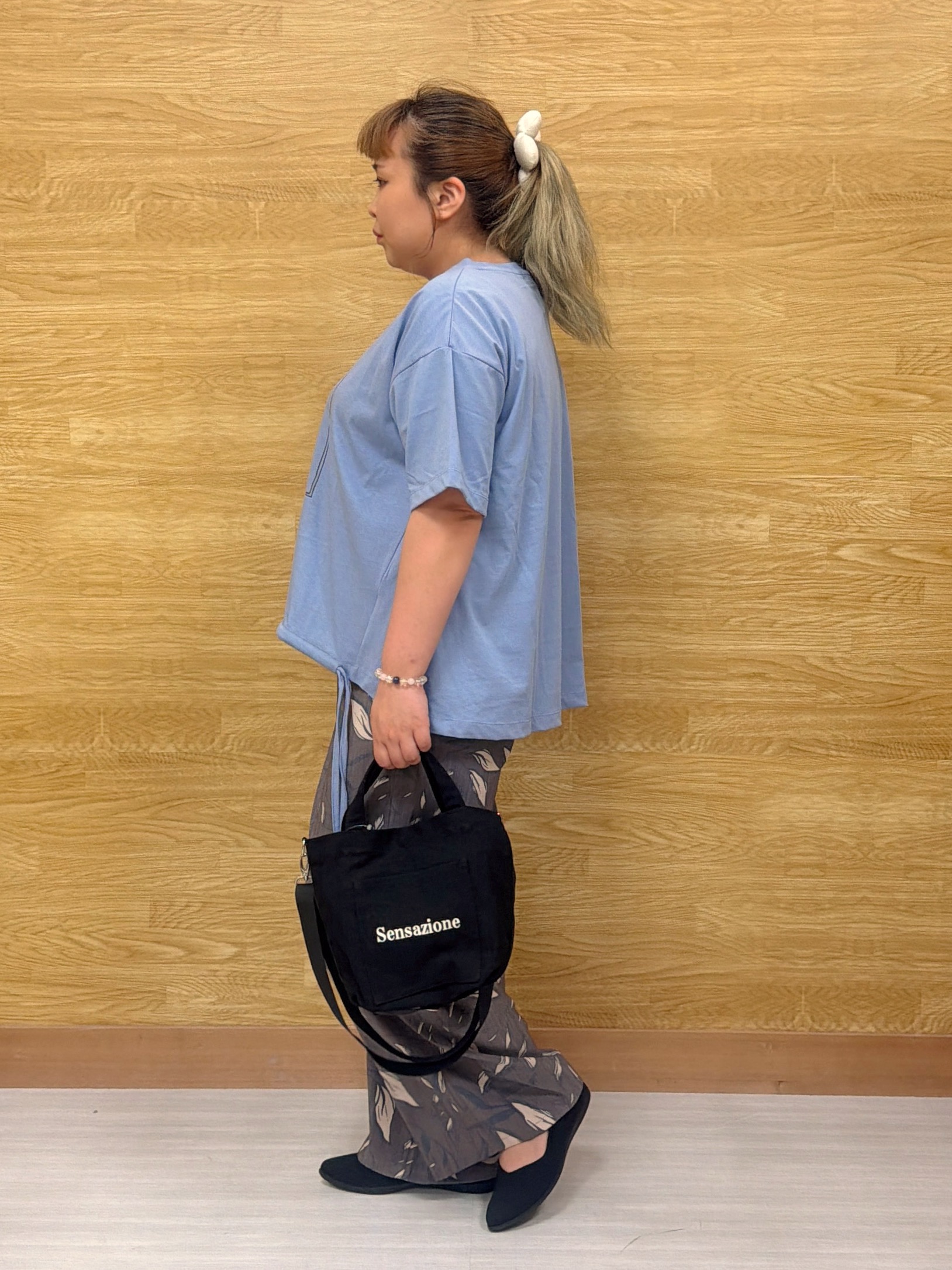 ぁむさんの「SHOO･LA･RUE｜【ひんやり/体型カバー】プリントデザインが目を惹く 裾シャーリングTシャツ」を使ったコーディネート