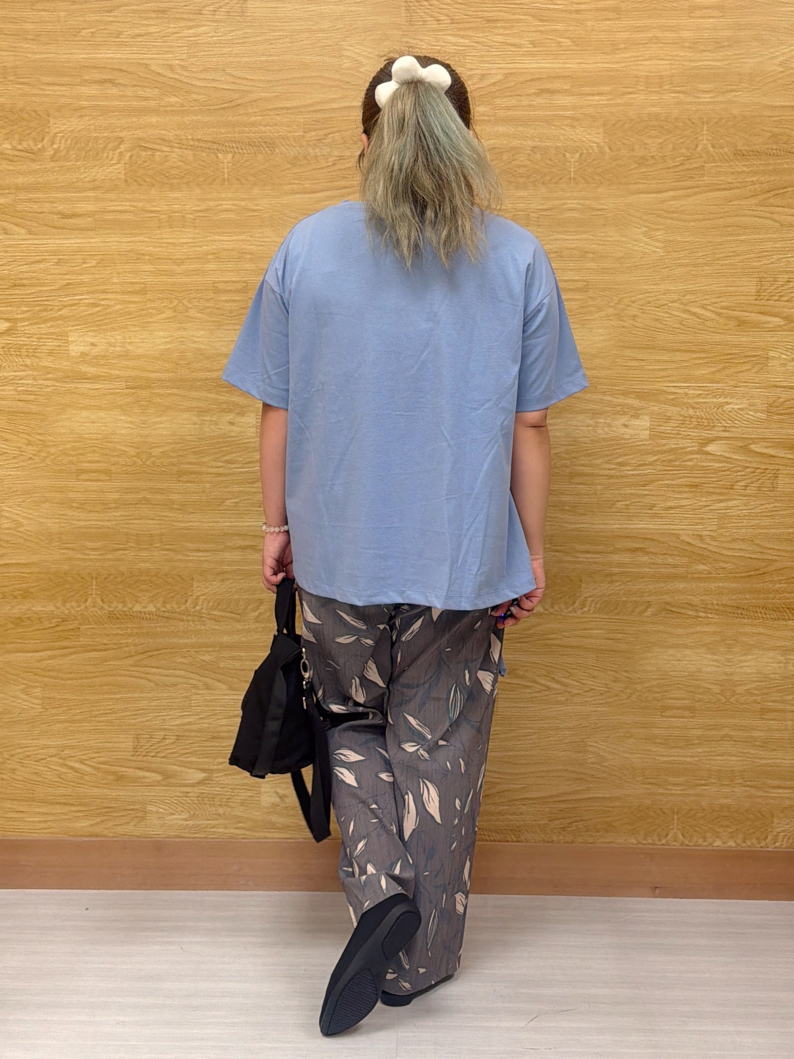 ぁむさんの「SHOO･LA･RUE｜【ひんやり/体型カバー】プリントデザインが目を惹く 裾シャーリングTシャツ」を使ったコーディネート